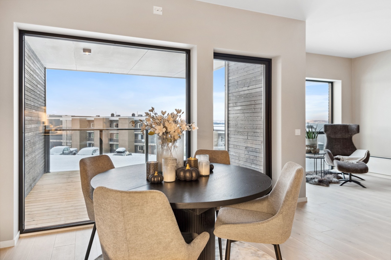 God plass til spisemøbler foran store vindusflater på kjøkkenet. Galleribilde