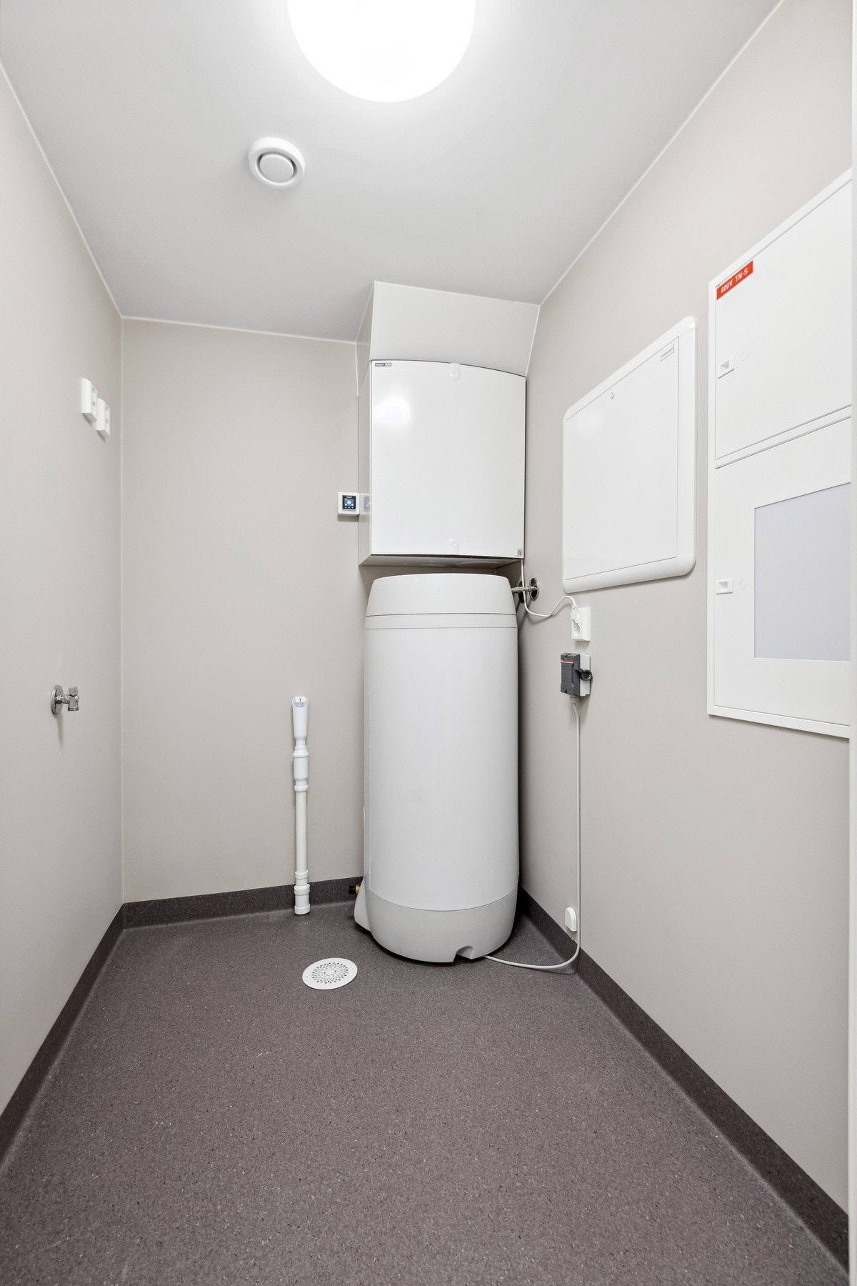 Bod/vaskerom med god plass til oppbevaring i tillegg til vaskemaskinen. Galleribilde