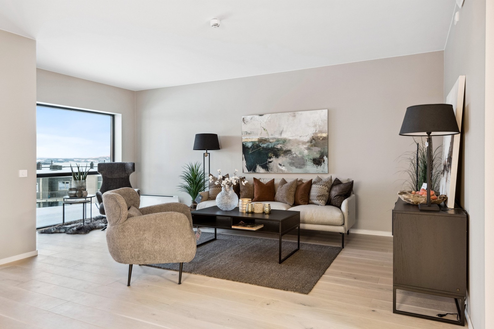 Leiligheten er oppgradert med blant annet en-stavs parkettgulv, samt fargevalg på vegger i en lun og behagelig tone. Galleribilde