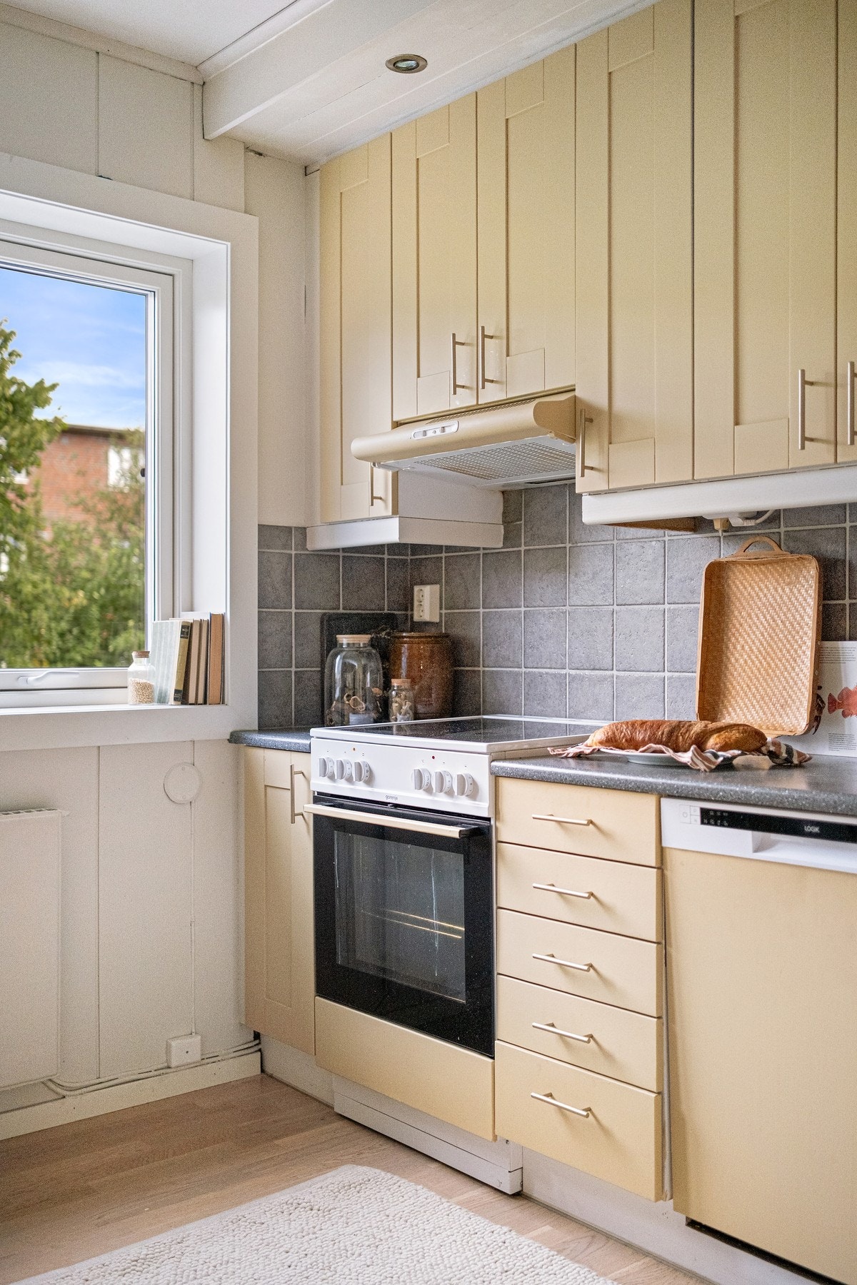 Kjøkkenet har integrerte hvitevarer. Galleribilde