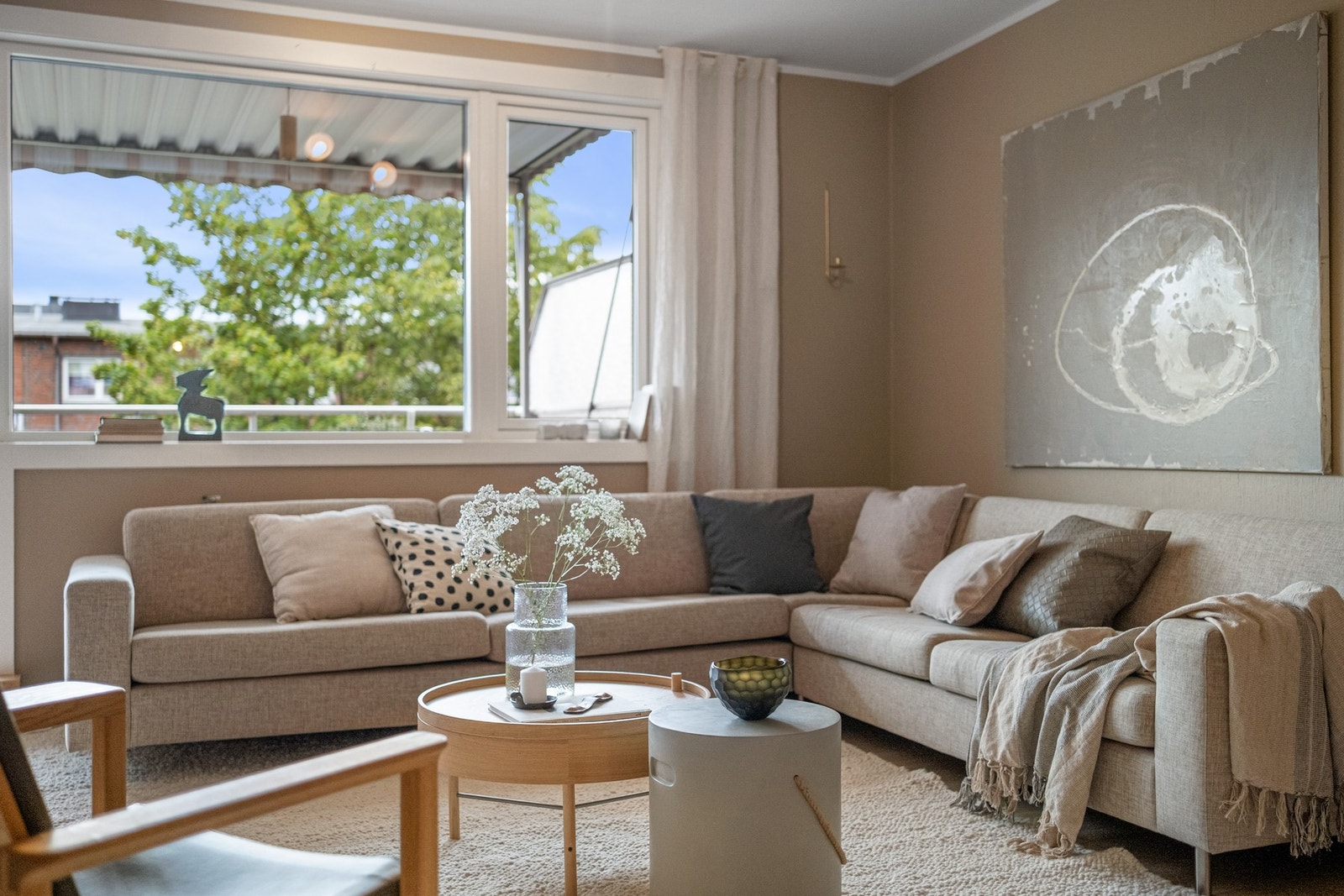 Beliggenheten i tredje etasje gjør at boligen får rikelig med naturlig dagslys, samtidig som det er minimalt med innsyn. Galleribilde