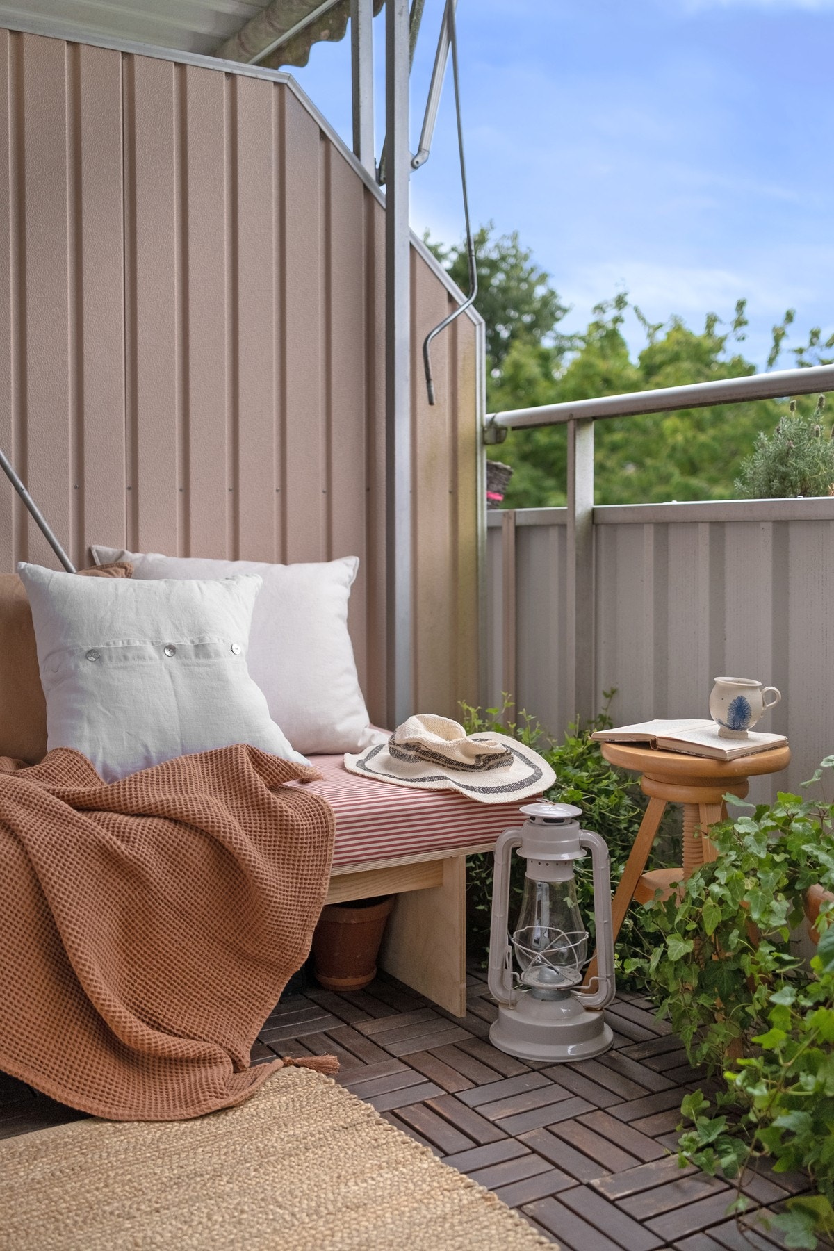 Det er gode solforhold på den vestvendte balkongen. Galleribilde