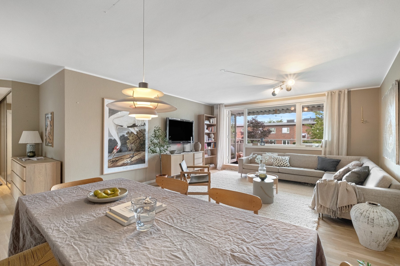 Stuen er åpen og lys. Galleribilde