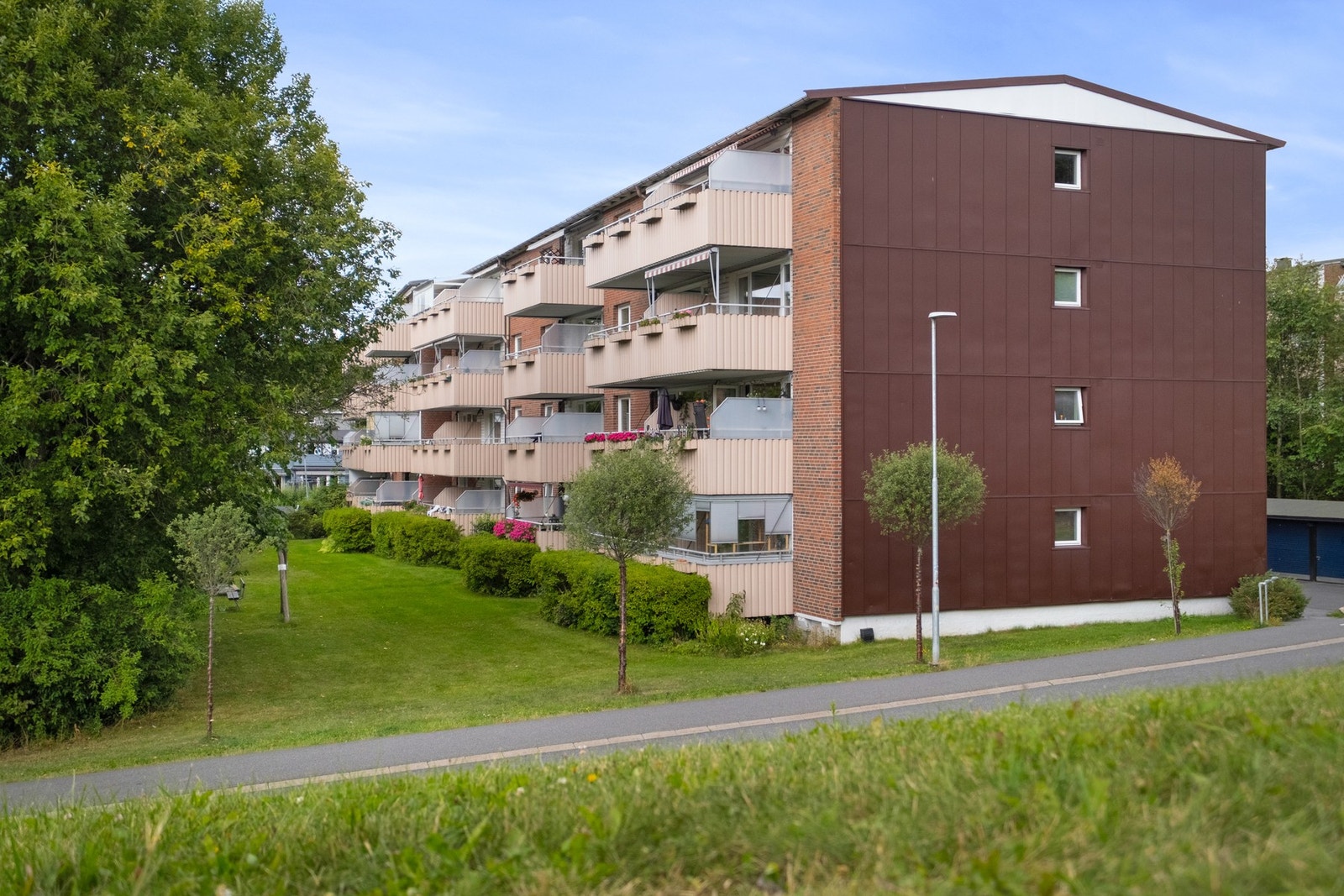 Det er store, flotte grøntområder rundt boligen. Galleribilde