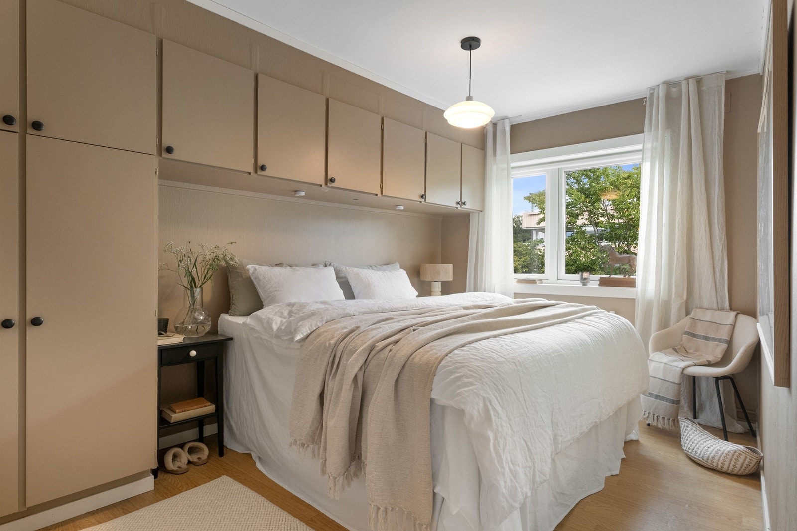 Hovedsoverommet er av god størrelse, med rikelig skapplass. Galleribilde