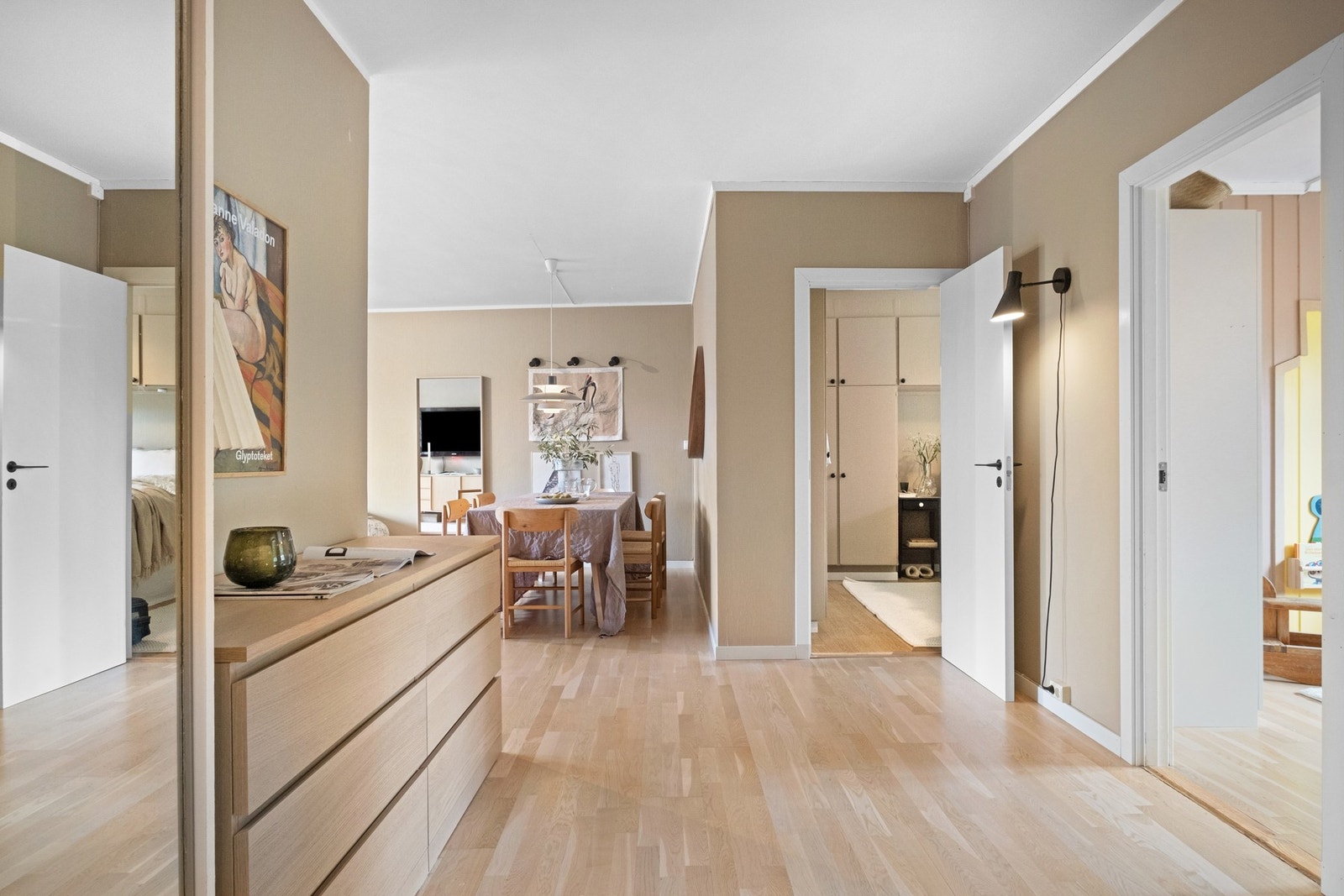 Det er en behagelig harmoni mellom lune parkettgulv, delikate veggfarger, lyse tak og naturlig dagslys. Galleribilde