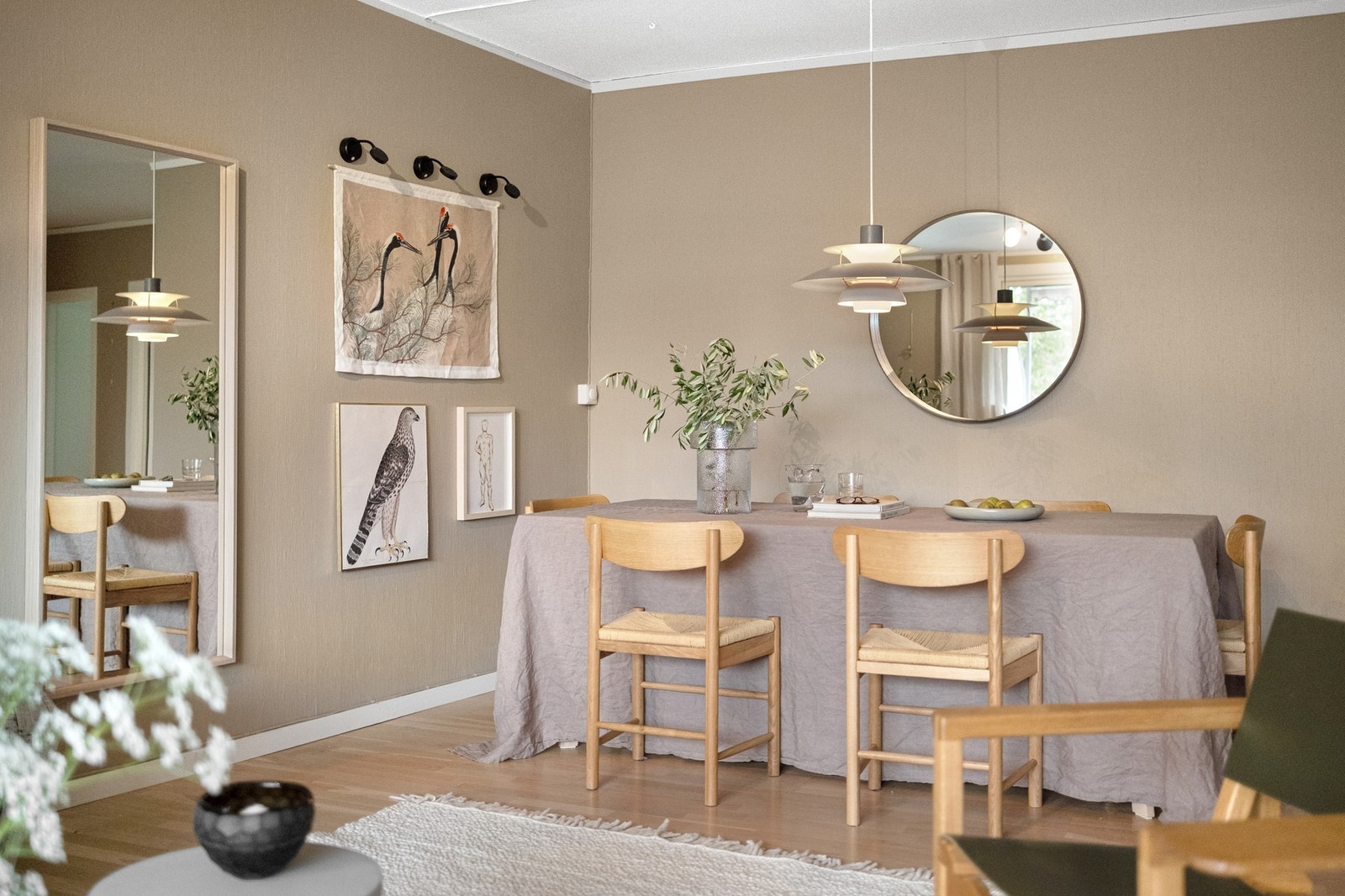 Det er lyse og delikate farger i hele leiligheten. Galleribilde