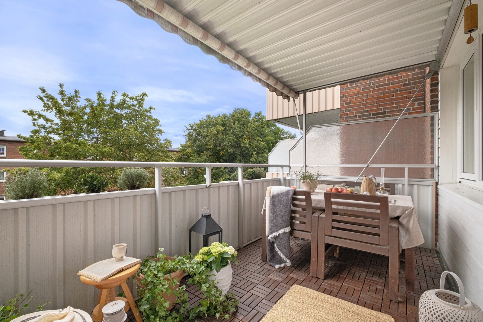 Balkongen fungerer fint som et ekstra rom i den varme årstiden. Galleribilde