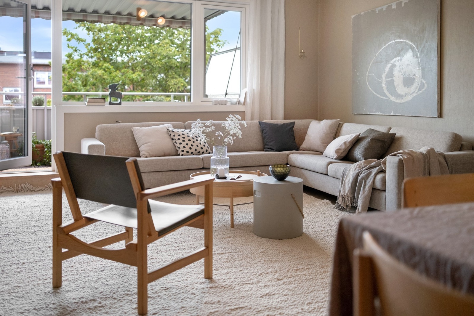 Det er nylig malt og skiftet lister i boligen. Galleribilde