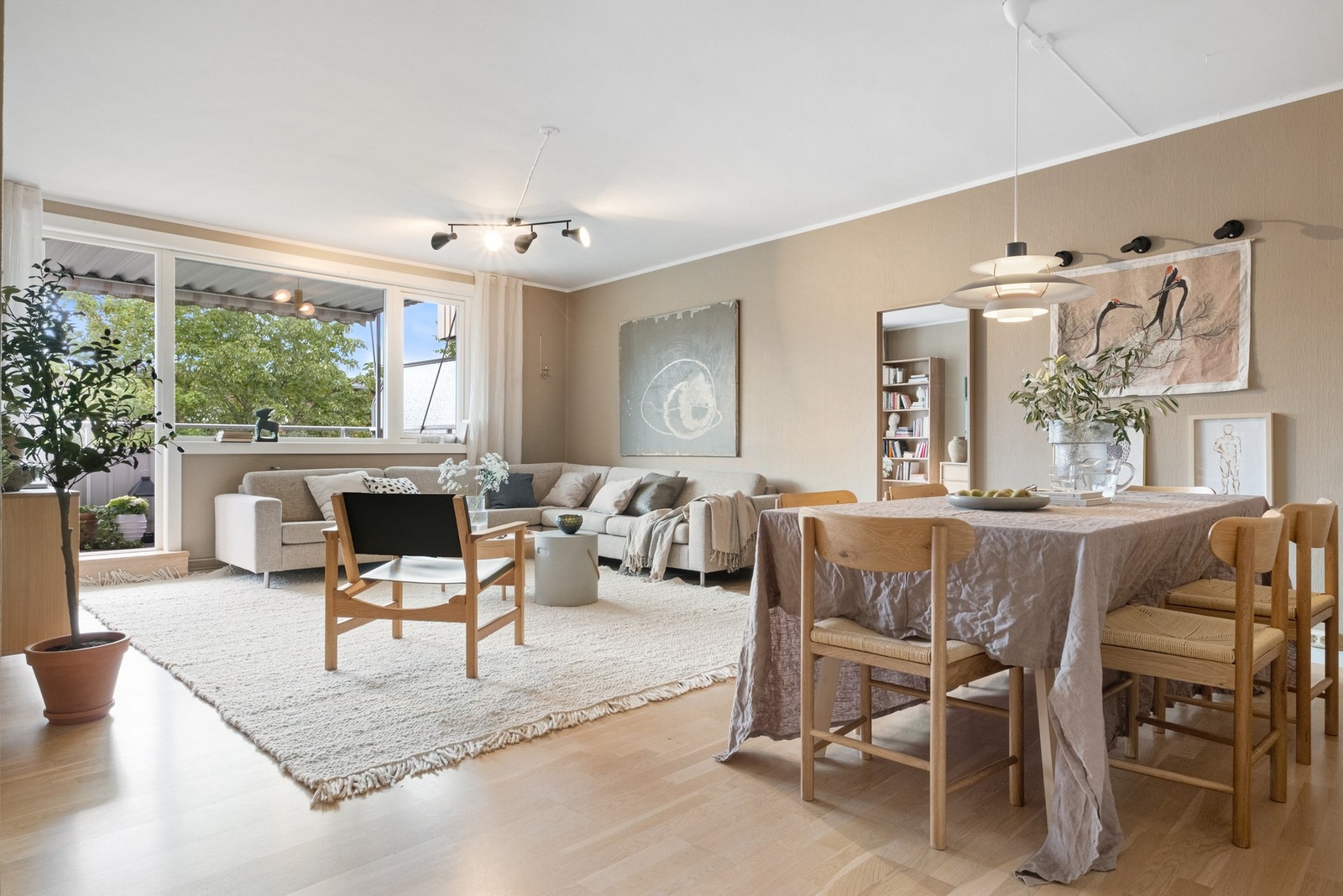 Det er nydelige lyslinjer i boligen. Galleribilde