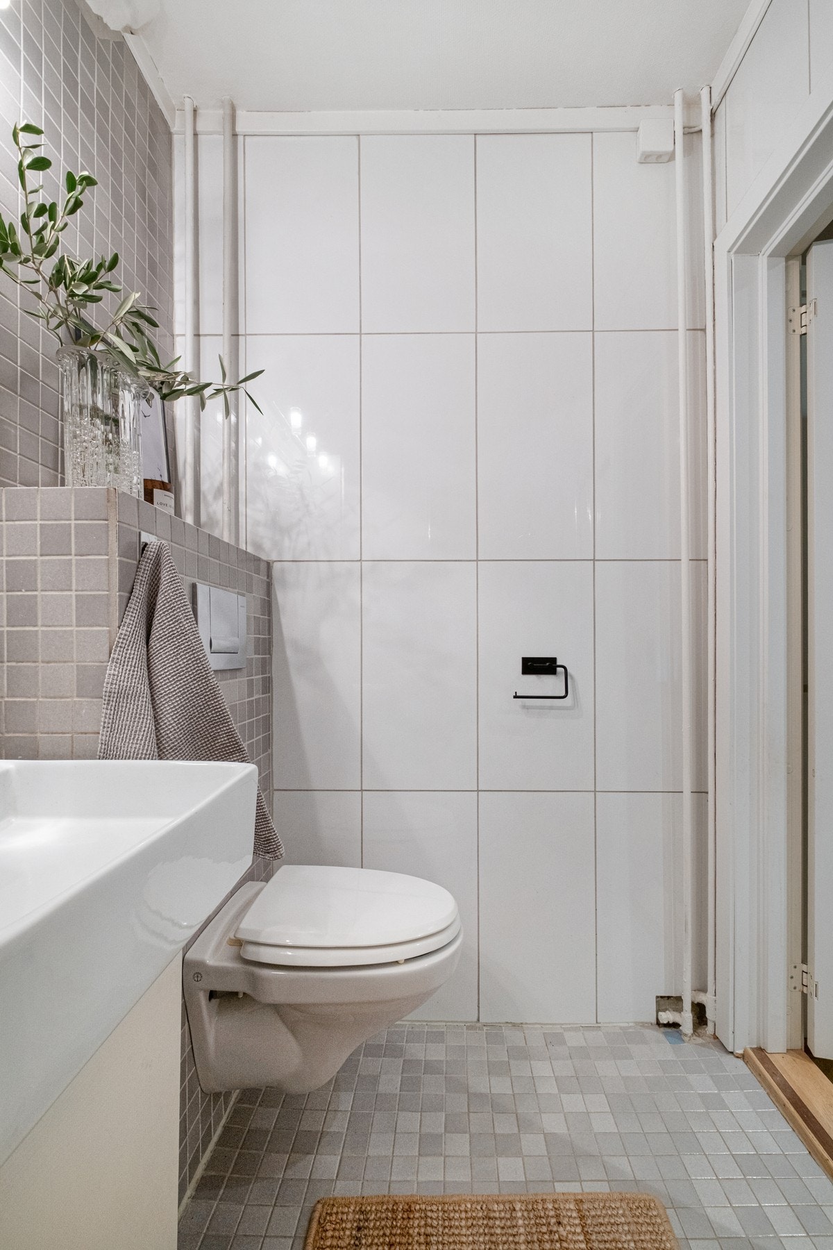 Vegghengt toalett gir et delikat inntrykk samtidig som det forenkler renholdet. Galleribilde