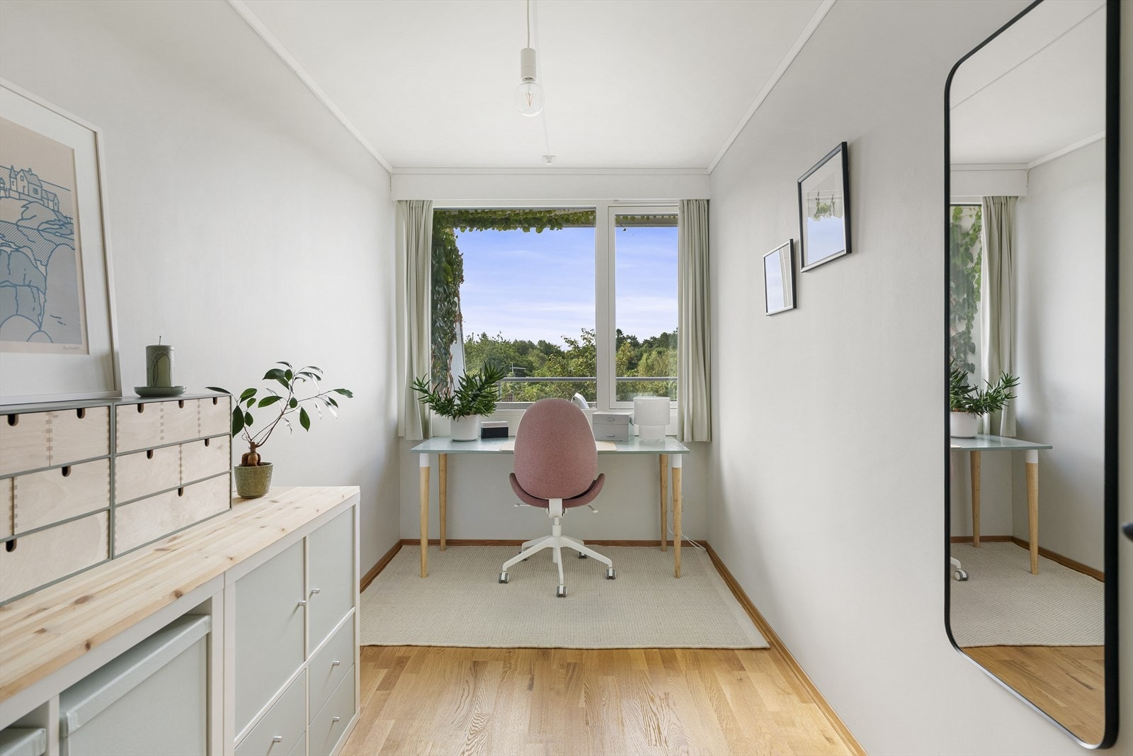 Soverom nr. 2 er også av god størrelse med stor vindusflate. Rommet måler 2x4 meter. Galleribilde