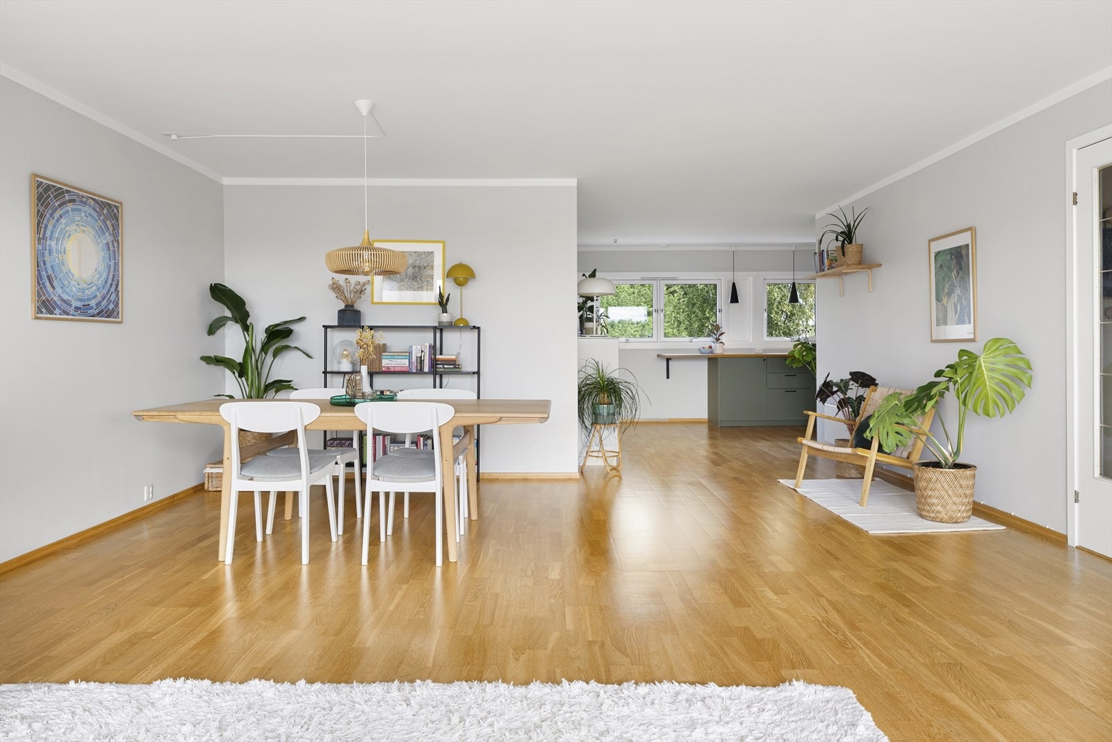 Videre beveger man seg inn på kjøkkenet som ligger i åpen løsning mot stue. Galleribilde