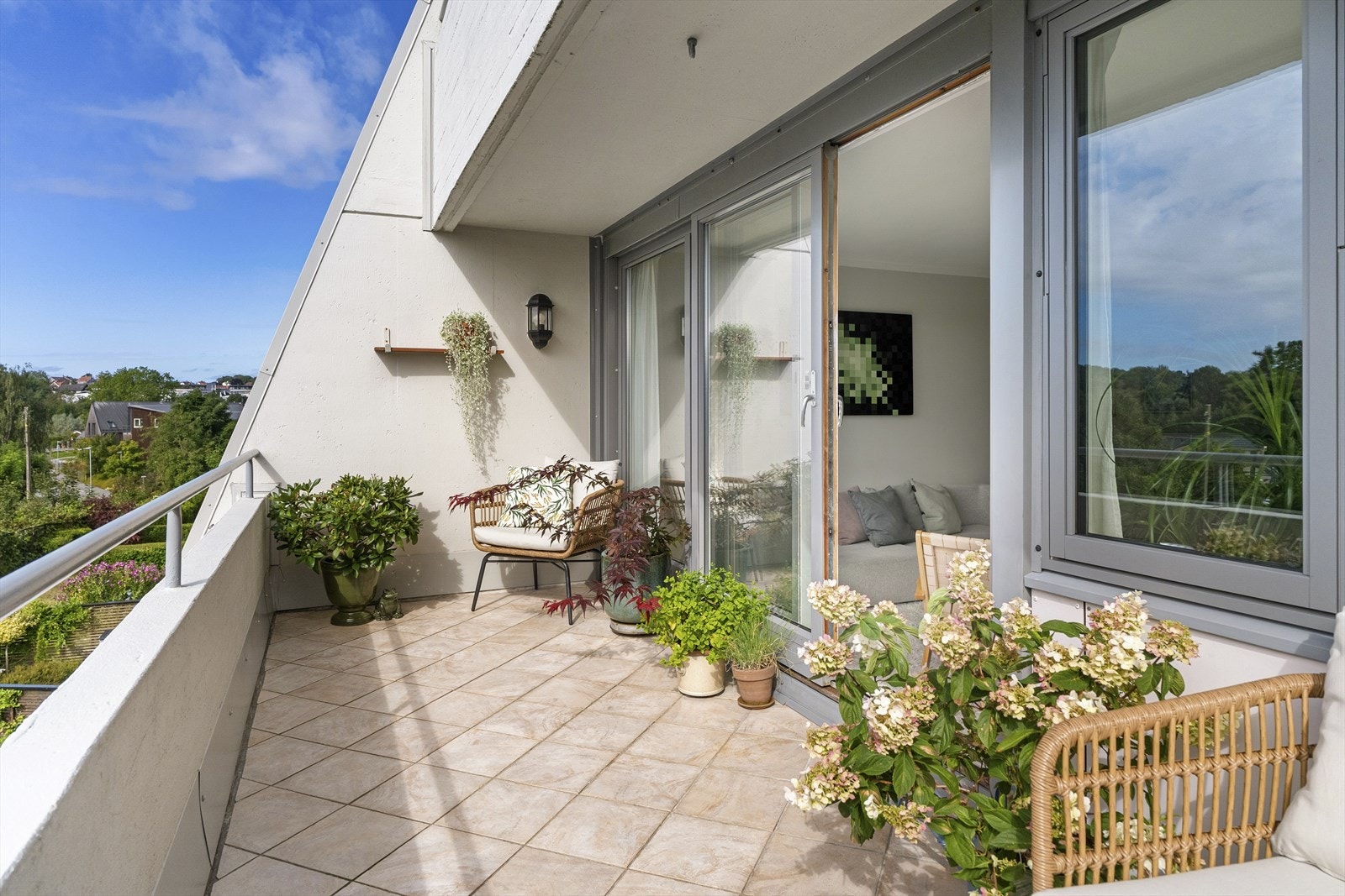 Uteplassen har meget gode solforhold og god plass til utemøblement. Galleribilde