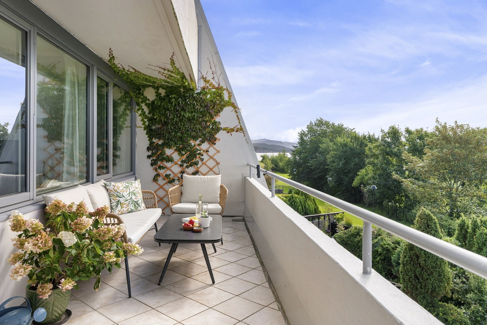 Velkommen til Digranesveien 17! En delikat oppusset 3-roms leilighet med en attraktiv og rolig beliggenhet i populære Rosenli. Galleribilde