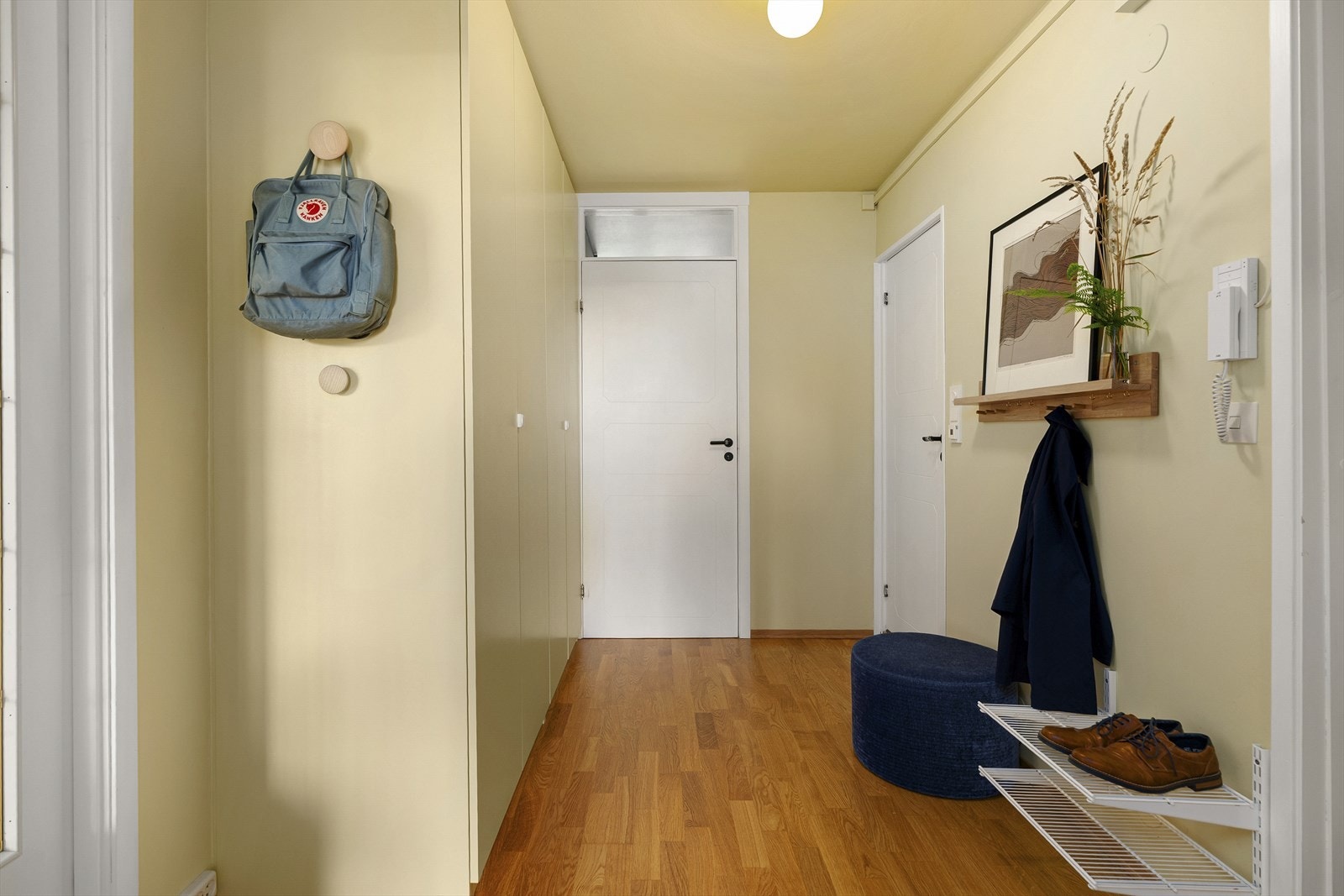 Lys og trivelig entré med god plass til oppbevaring av yttertøy og sko på oppheng og i romslig garderobeskap. Galleribilde