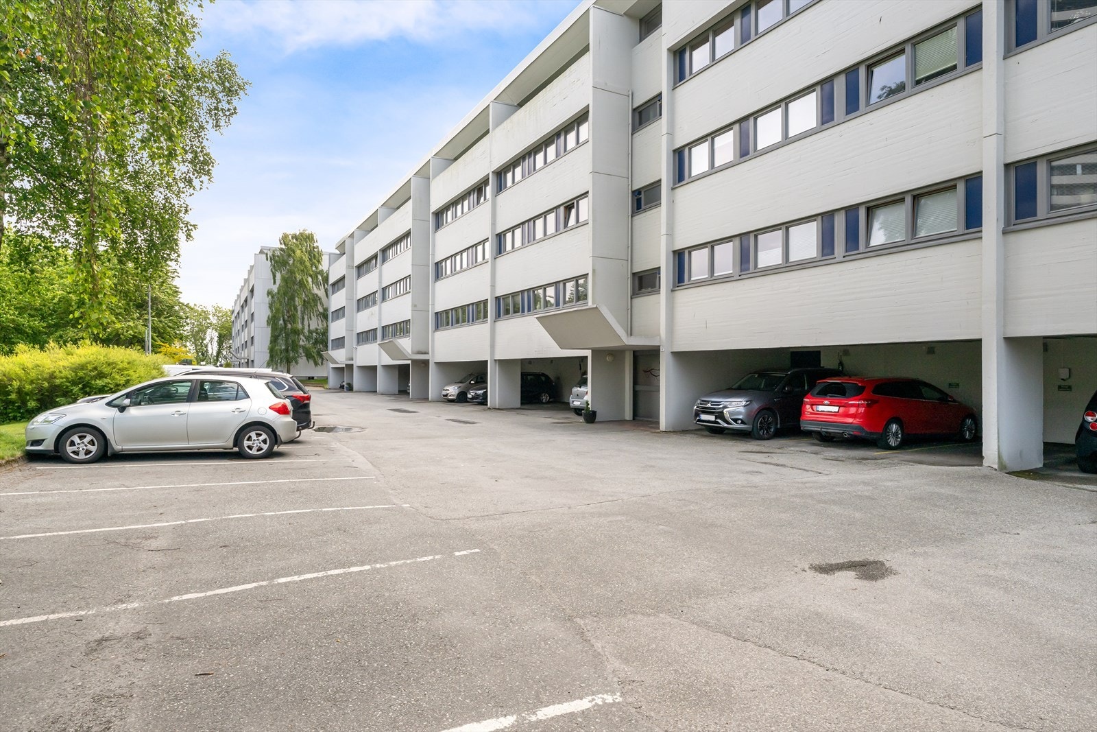 Det medfølger fast parkeringsplass i carport. Borettslaget har rikelig med gjesteparkering. Flere felles ladeplasser, samt mulighet for å installere lader i egen carport. Galleribilde