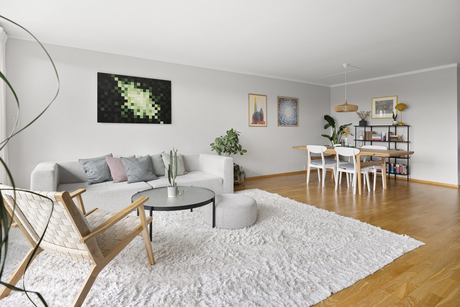 Innvendig har leiligheten eikeparkett på gulv, listefritt fra vegg til himling og malte vegger i moderne farger. Galleribilde