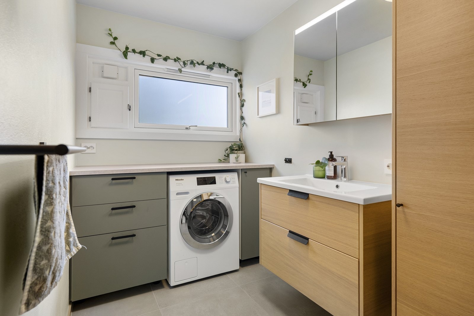 Lekkert bad fra 2022 med varmekabler og fliser på gulv, samt fliser på vegger i dusjsone. Galleribilde