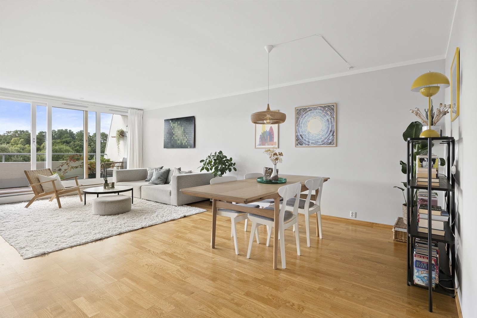 Stuen er lys og innbydende med store vindusflater. Galleribilde