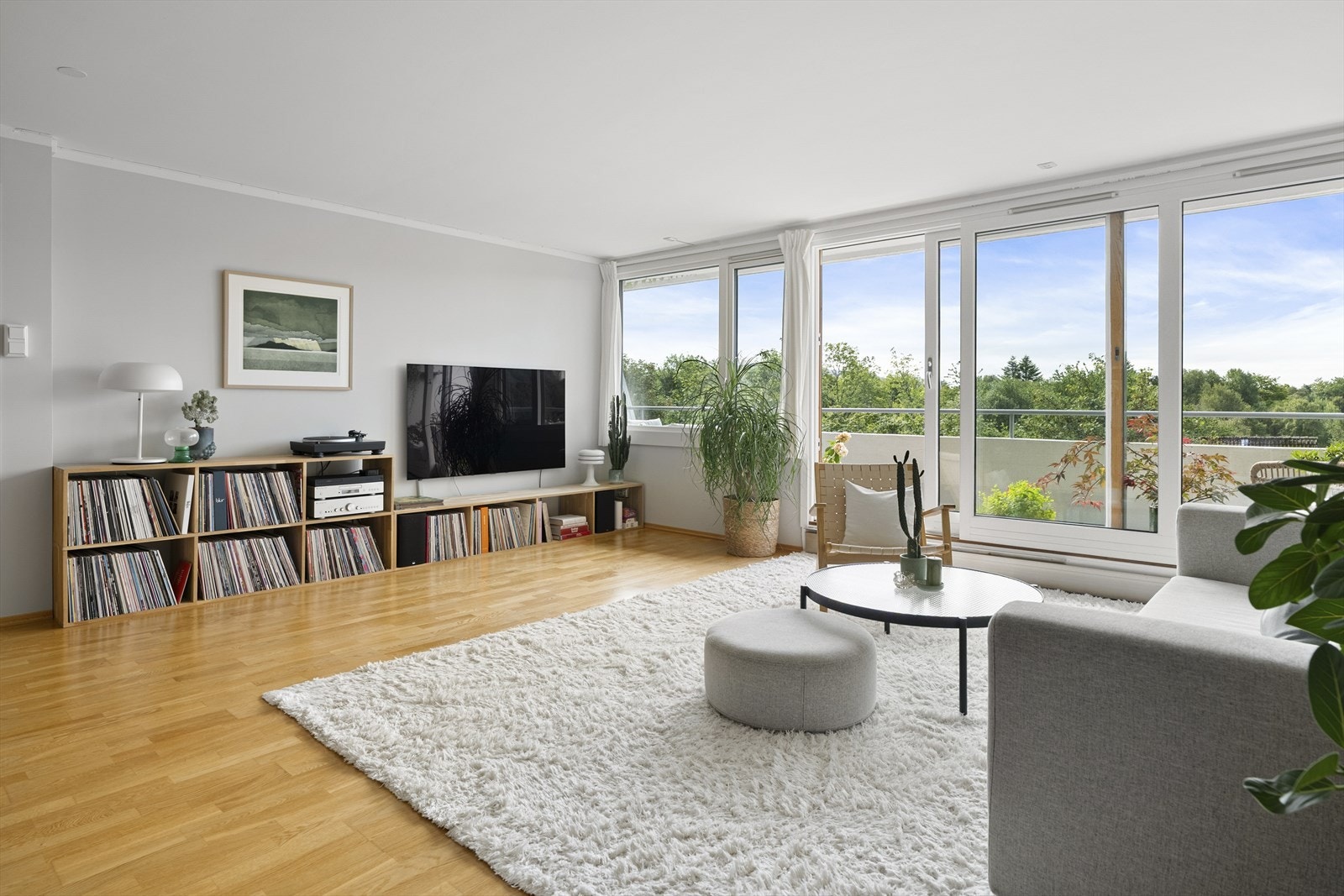 Samlingsrommet har en funksjonell utforming med plass til å innrede med sofagruppe og spisebord. Galleribilde