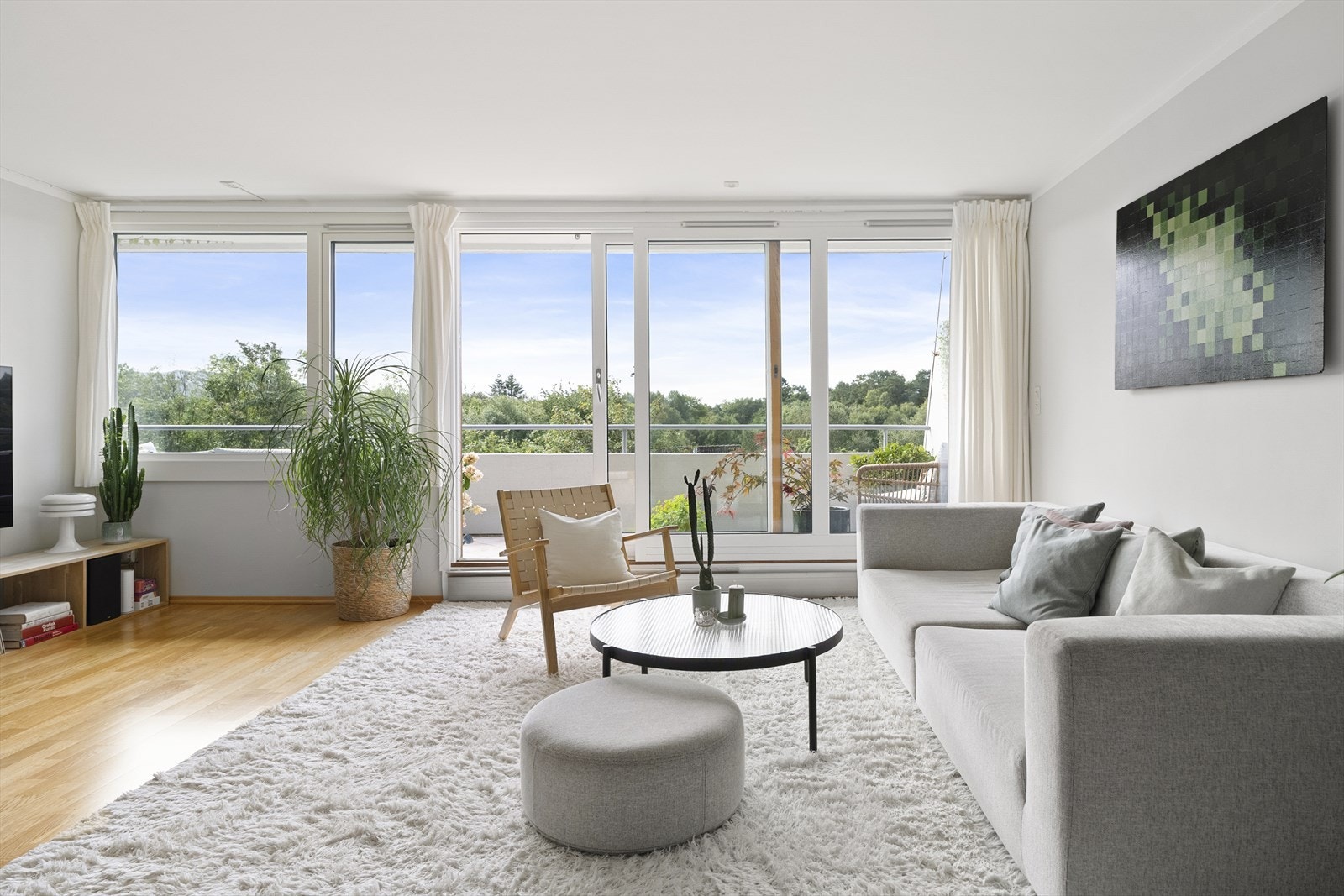 Her bor man i kort avstand til alle hverdagslige servicetilbud, flere flotte turområder og en kort spasertur unna Stavanger Øst og sentrumskjernen. Galleribilde