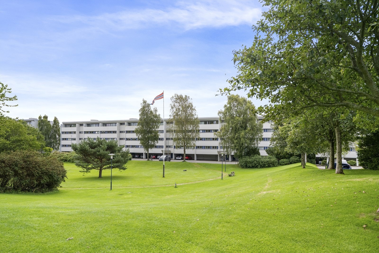 Veldrevet borettslag med svært pene fellesområder. Borettslaget byr blant annet på grillhus, lekeplass, sykkelparkering, strand, selskapslokaler og gjesterom mm. Galleribilde