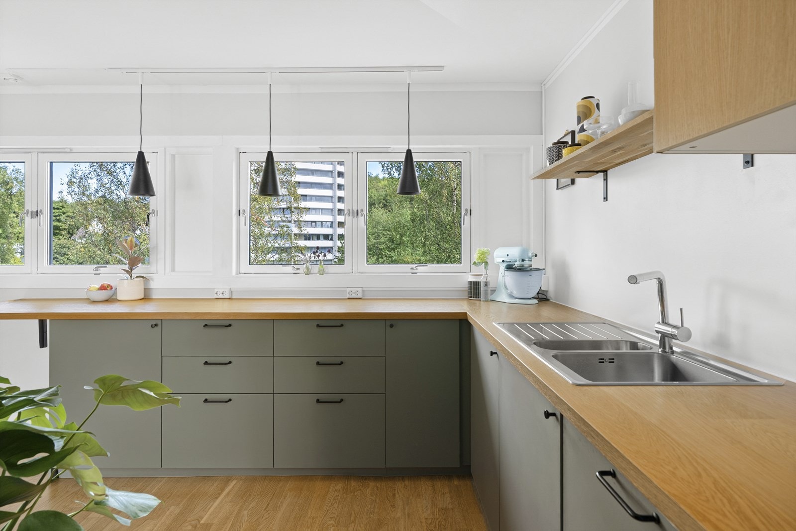 Kjøkkeninnredningen er tidløs med glatte fronter og benkeplate med laminert eikefiner. Galleribilde