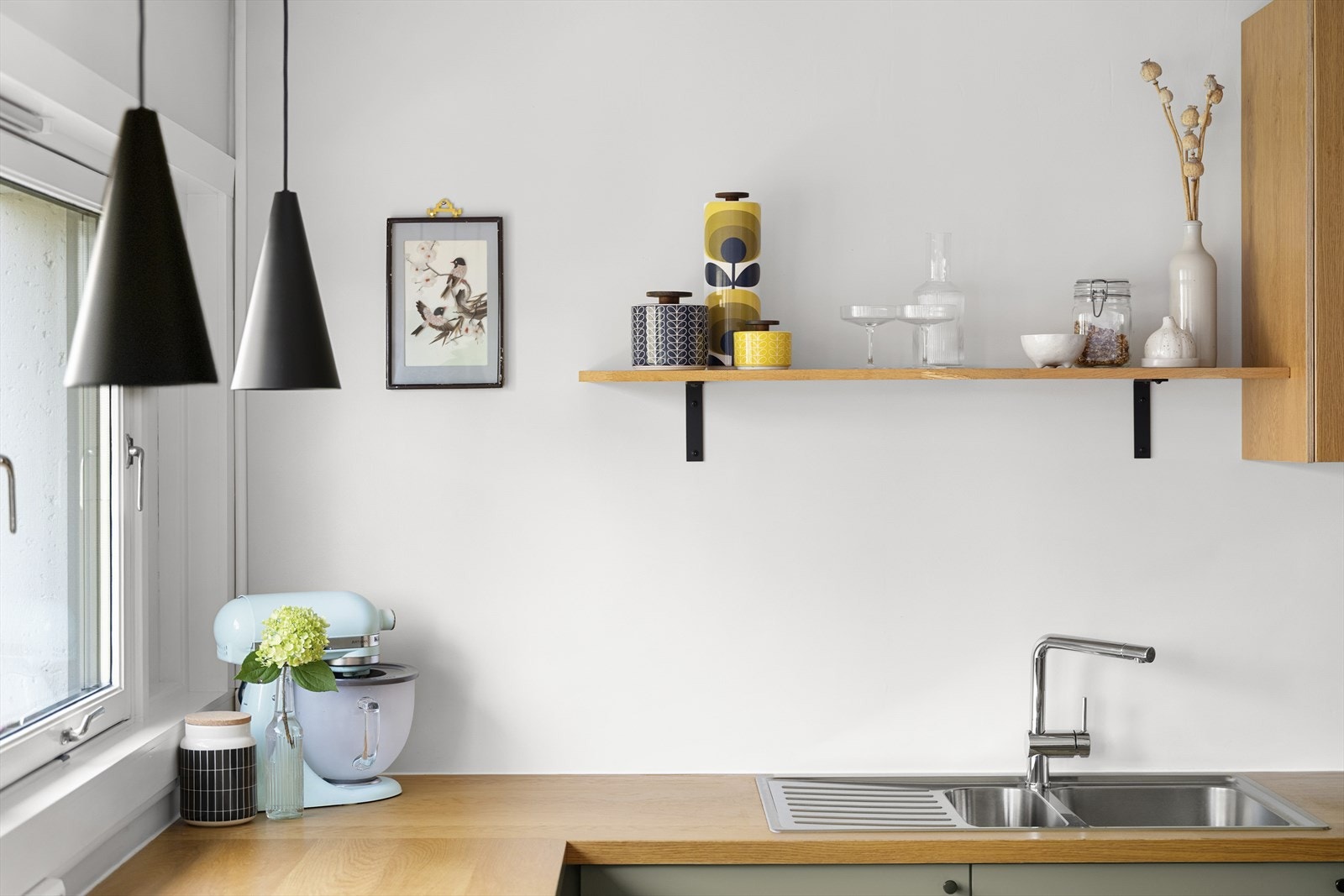 Kjøkkenet byr på rikelig med skap- og benkeplass. Galleribilde