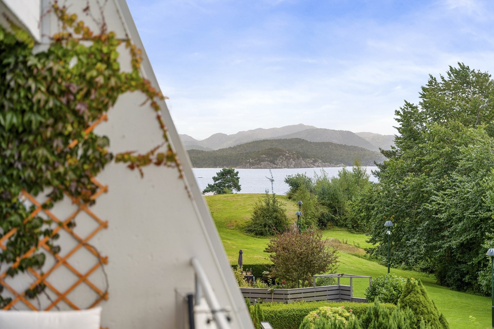 Leiligheten byr på solrik sørvendt balkong på hele 15 m² med flott og fri utsikt over nærområdet og fjorden. Galleribilde