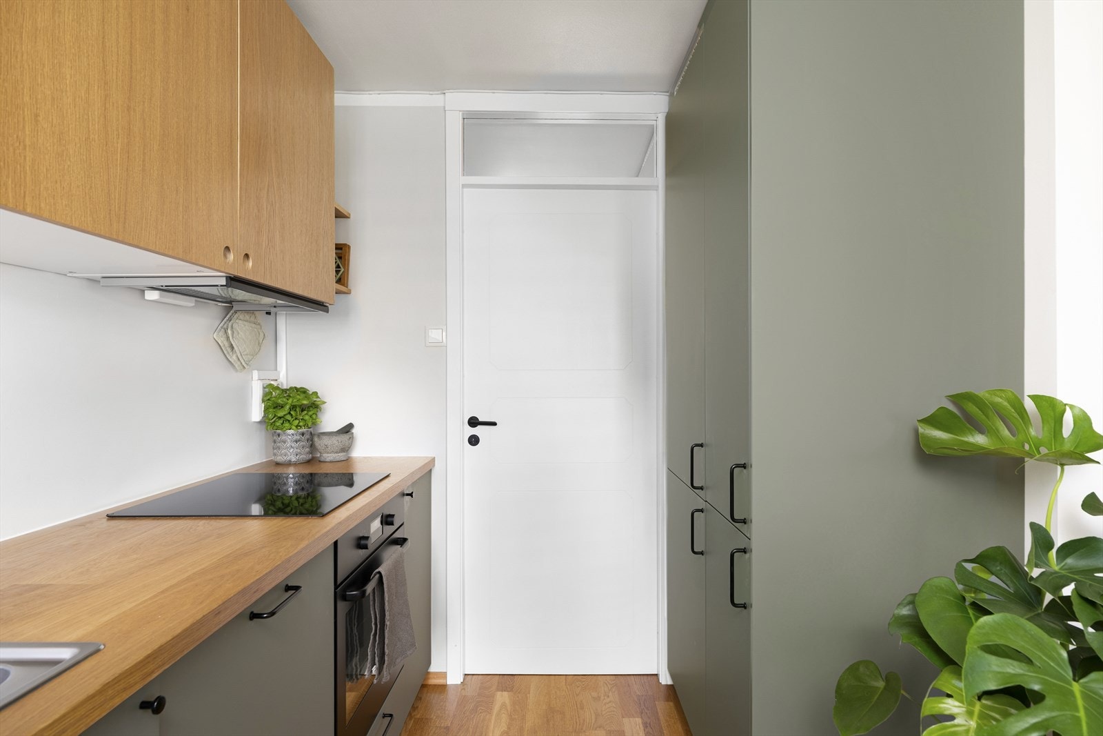 Kjøkkenet har ellers integrerte hvitevarer som kjøl/fryseskap, oppvaskmaskin, platetopp og stekeovn. Galleribilde