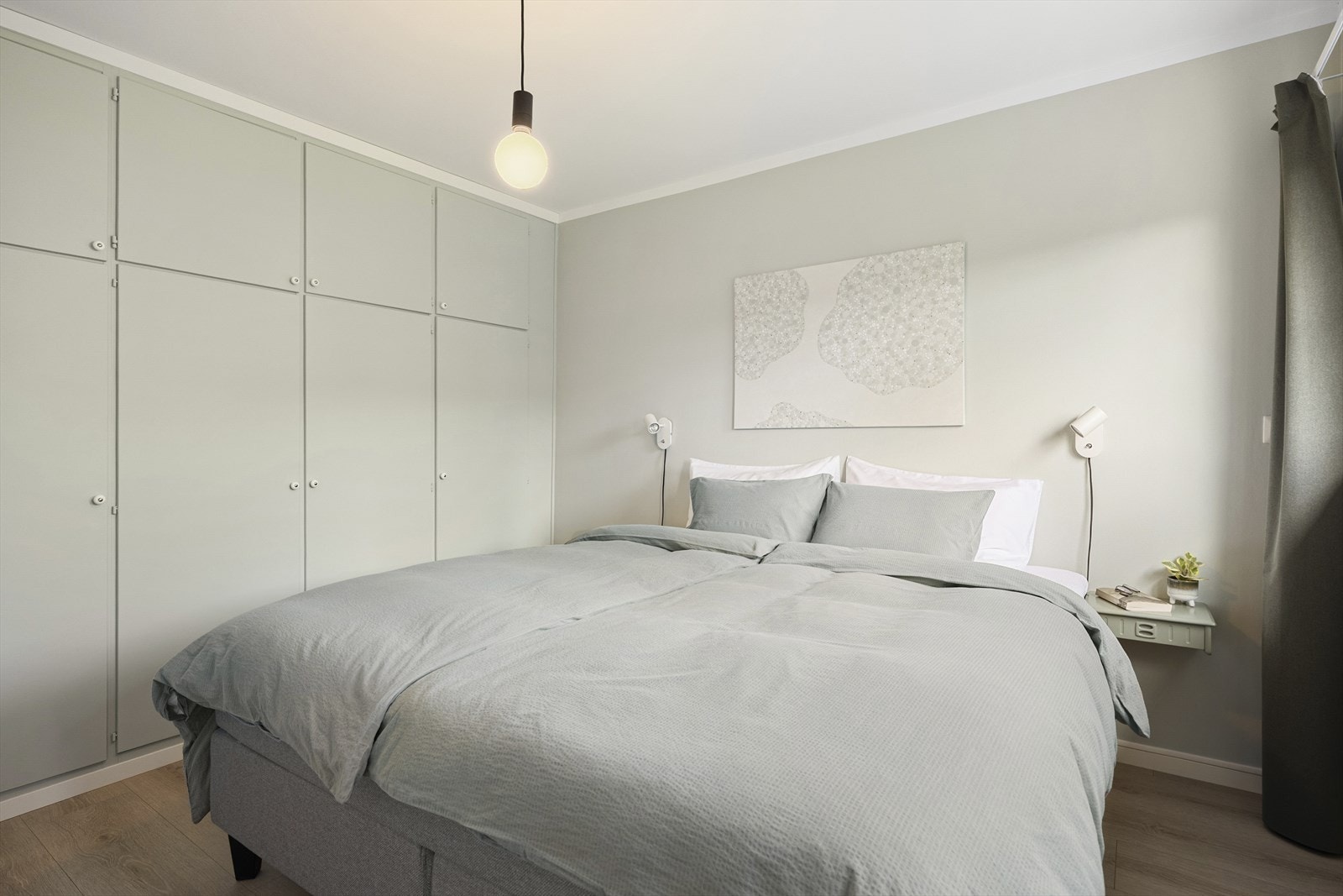 Hovedsoverom av god størrelse med plass til seng, nattbord og ellers ønsket møblement. Galleribilde