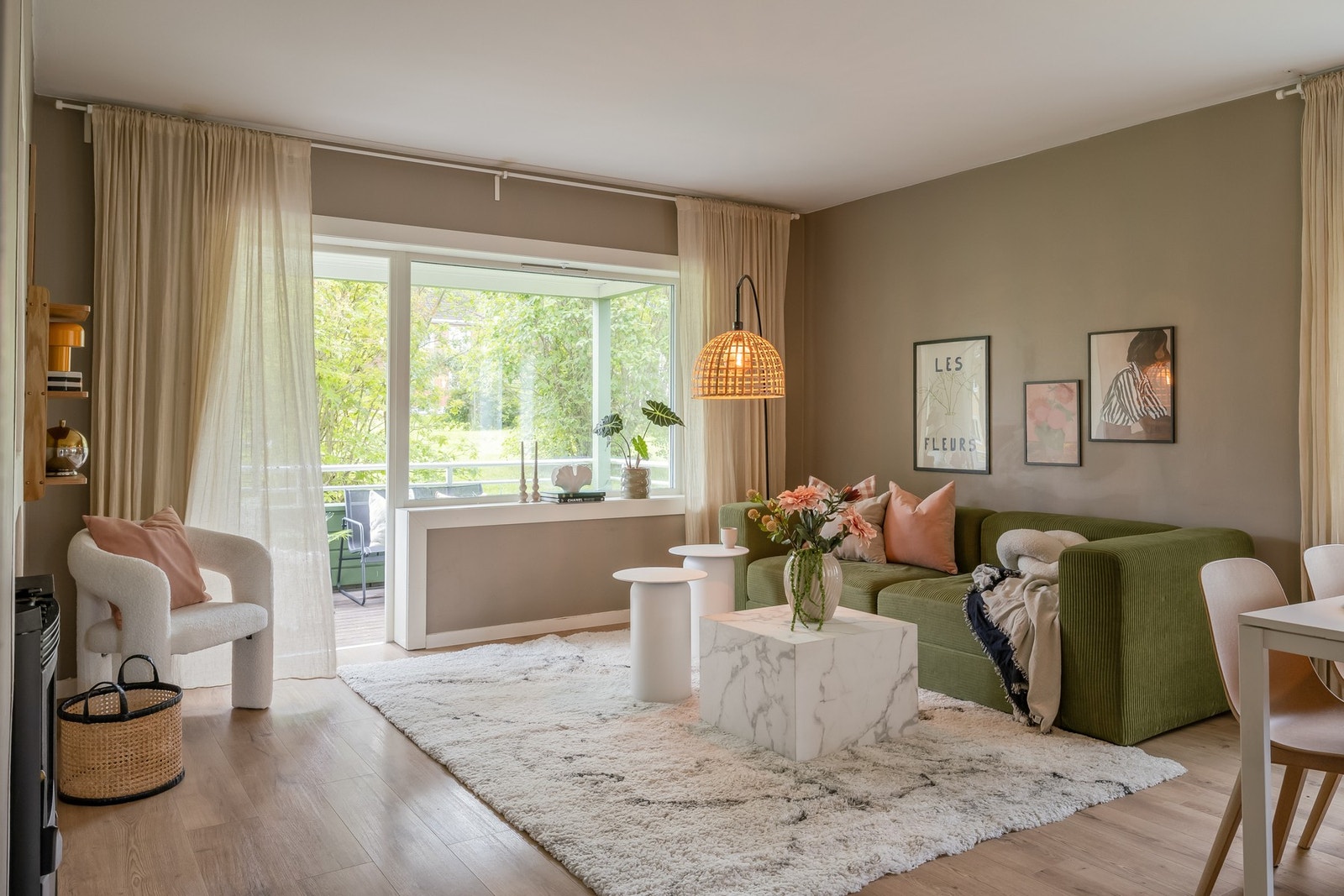 Bygget ble oppgradert med bl.a. ny terrassedør og nye vindu i 2019. Galleribilde