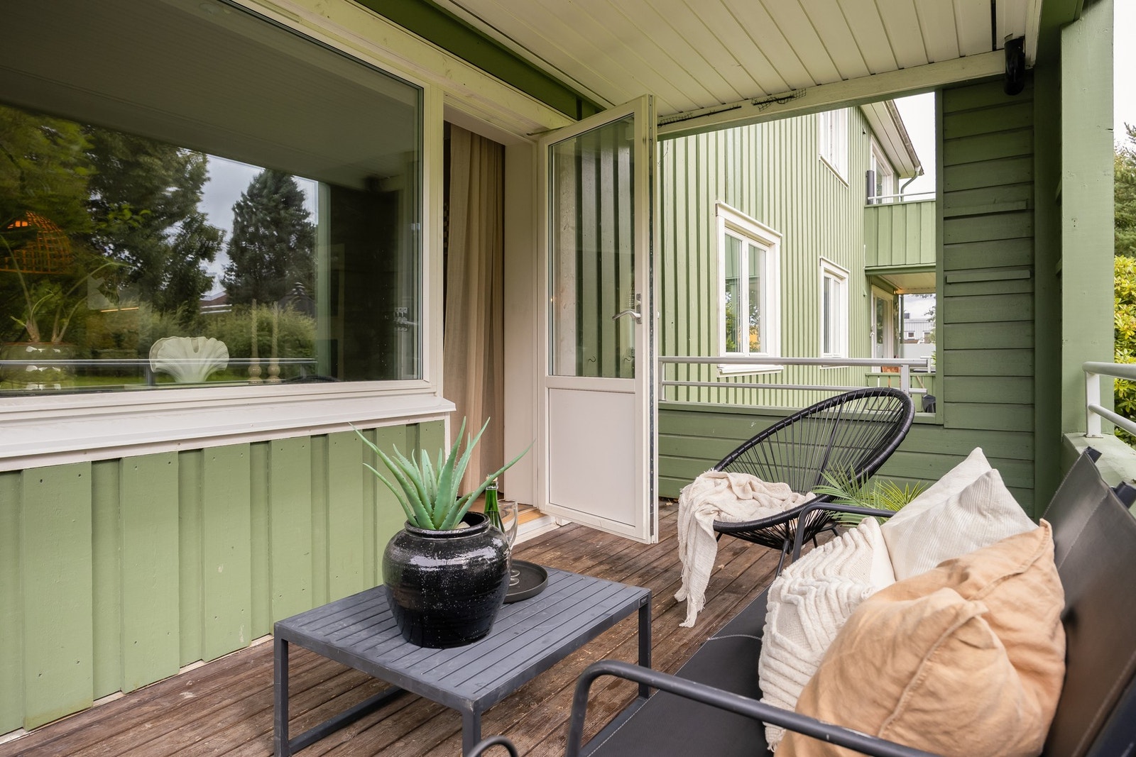 Verandaen har en lun og fin atmosfære, og blir som en forlengelse av leiligheten gjennom sommerhalvåret. Galleribilde