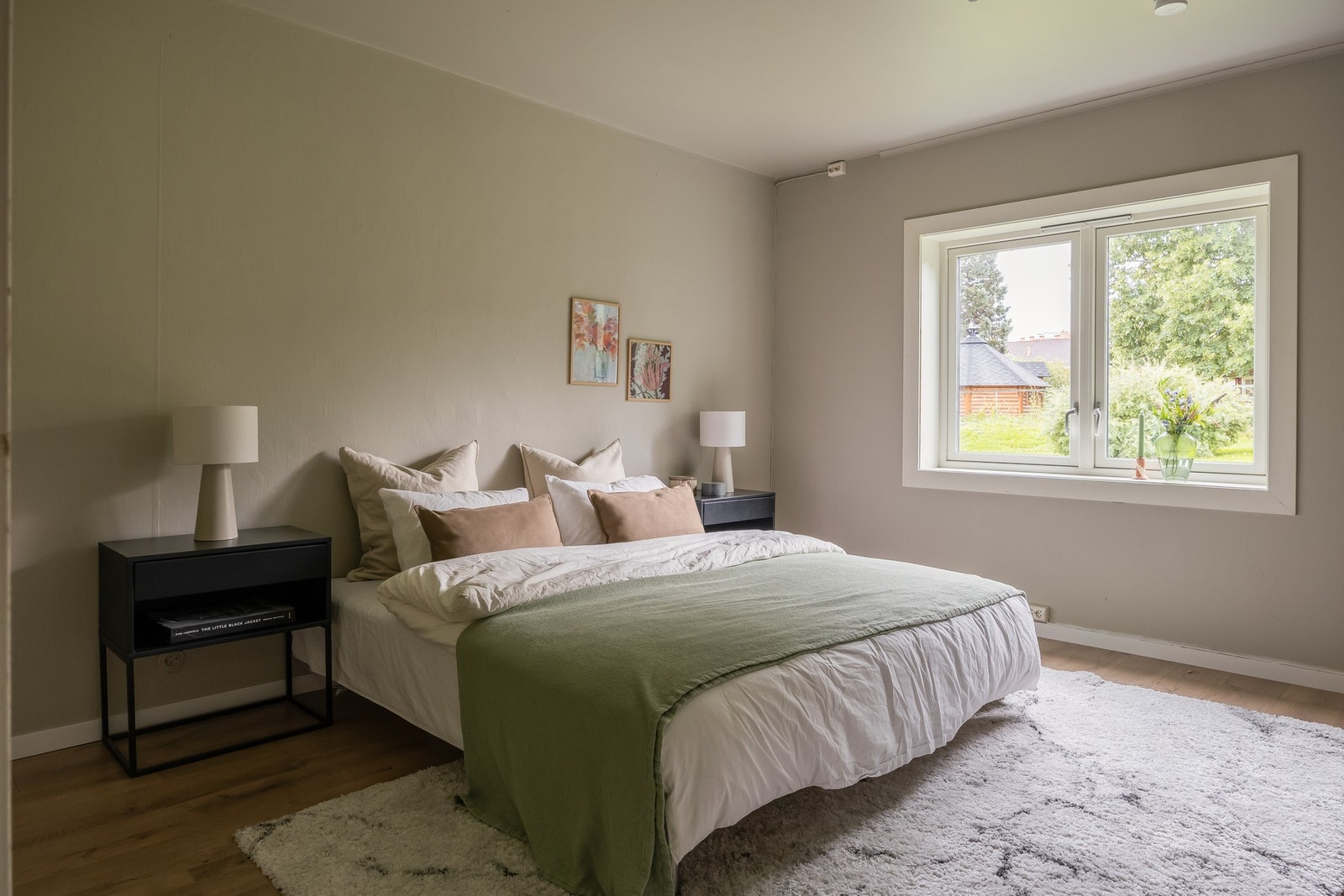 Romslig hovedsoverom på ca. 16 kvm vendt mot grønne og fredelige omgivelser. Galleribilde