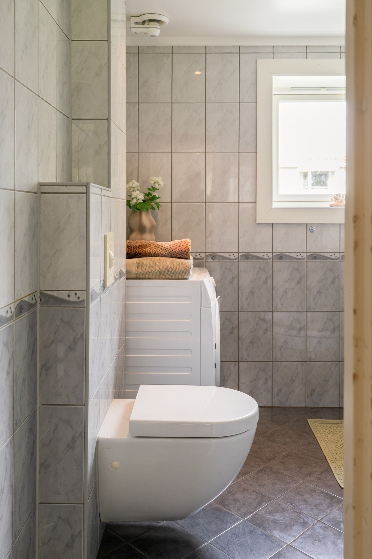 Badet er utstyrt med elektrisk vifte, og har ingen tegn til fukt iht. takstrapporten. Galleribilde