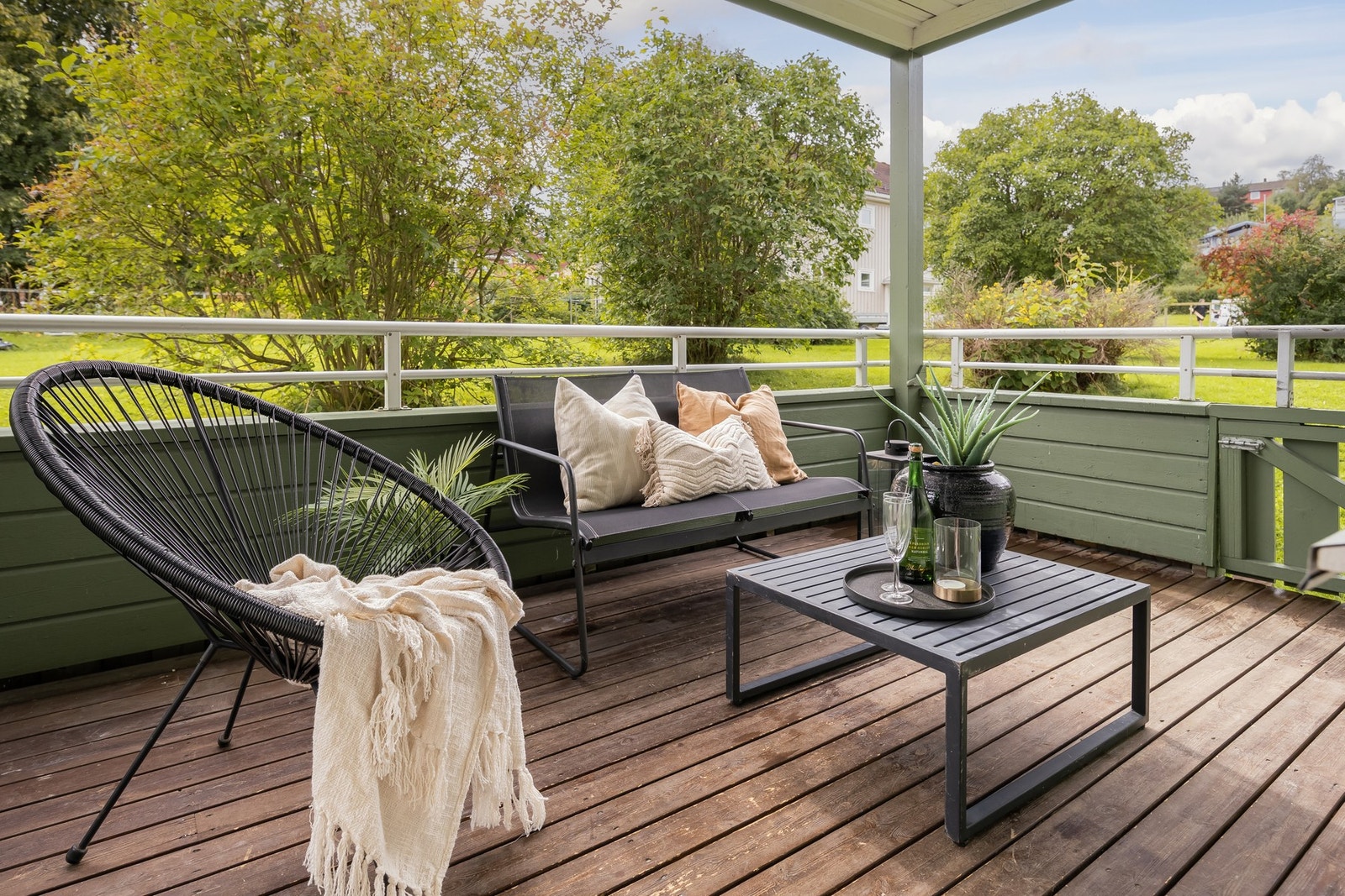 Sørvendt og solrik veranda rett utenfor stua med trapp ned til felles hage. Galleribilde