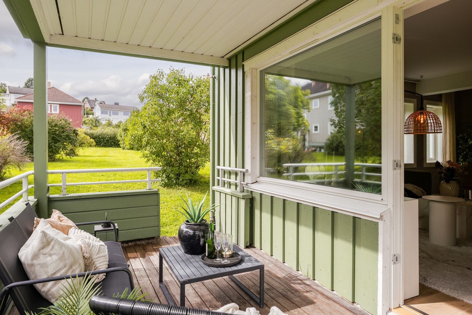 Romslig og innbydende 3-roms endeleilighet med ettertraktet beliggenhet i Persaune Hageby. Galleribilde