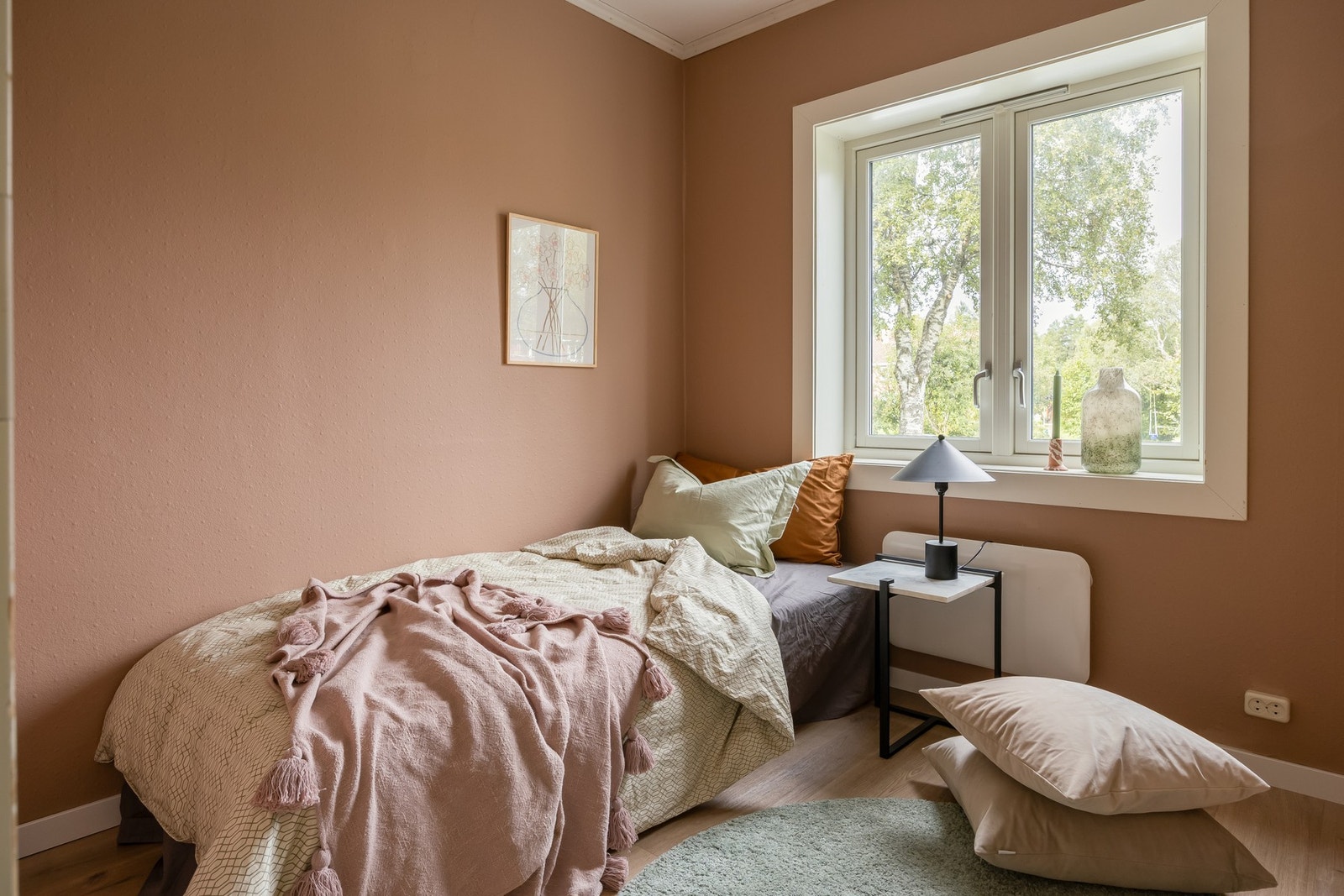 Det andre soverommet måler 6,5 kvm. Også dette rommet ligger vendt ut mot rolige omgivelser. Galleribilde