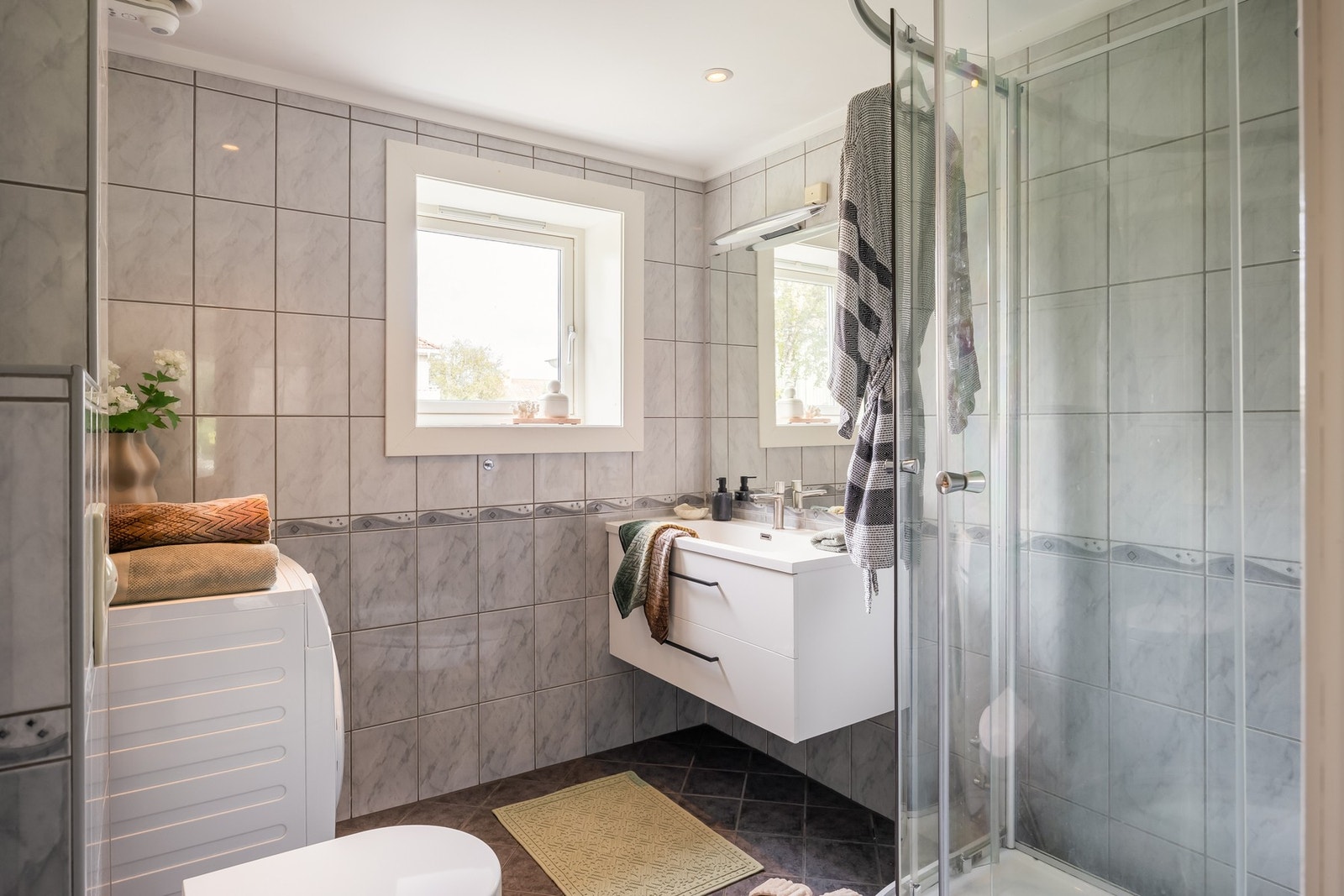 Flislagt bad på 5 kvm med gulvvarme. Galleribilde