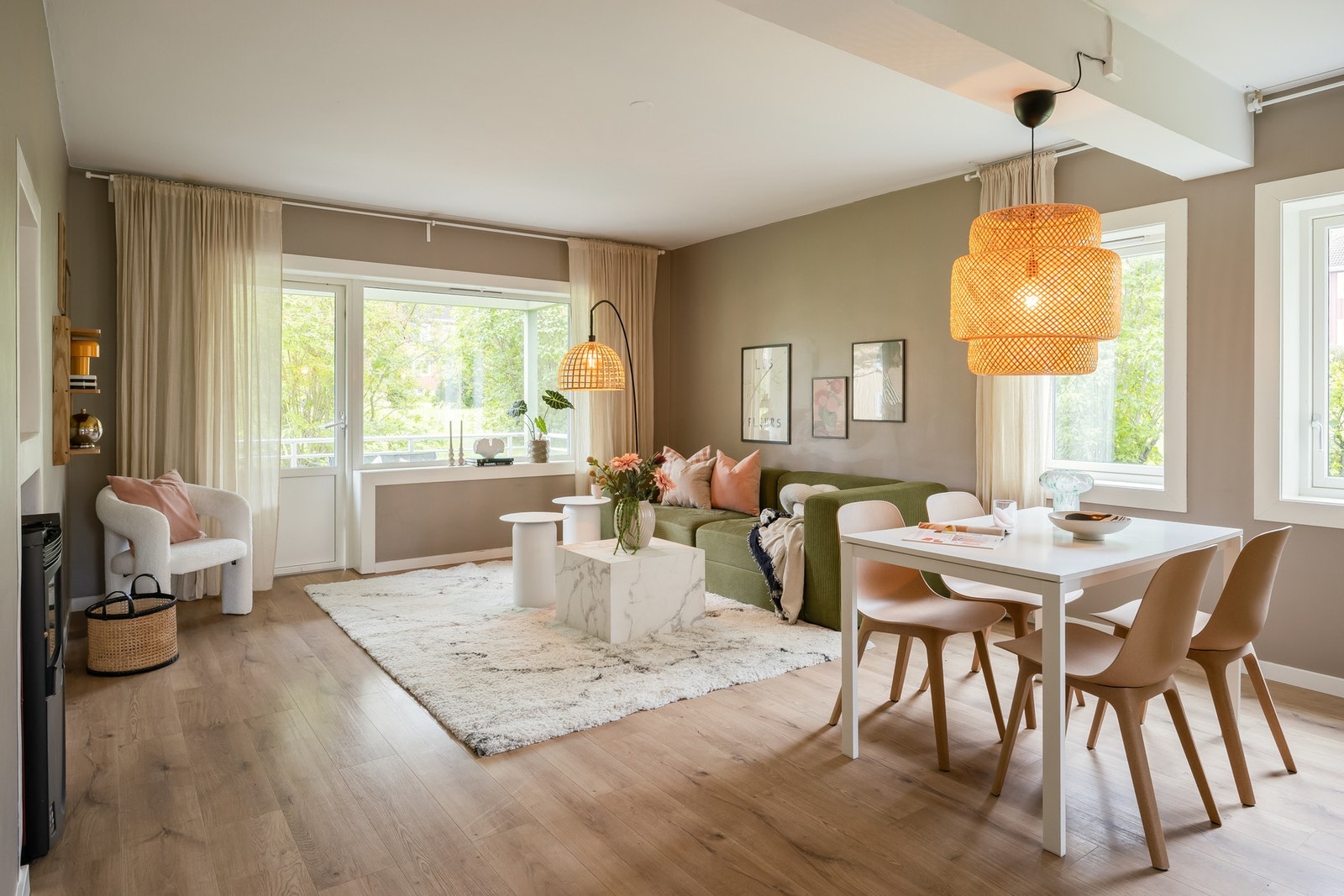 Romslig og innbydende stue med gjennomlys og behagelig atmosfære. Galleribilde