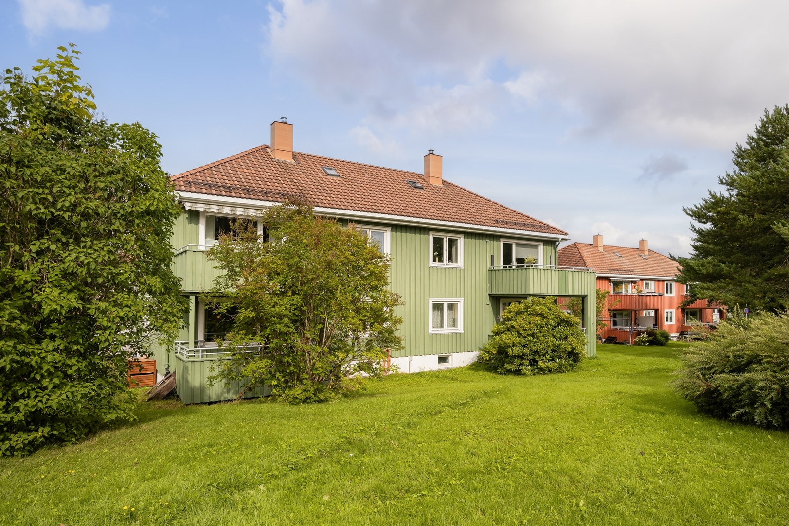 Eiendommen er del av et romslig felt med grønne omgivelser, godt med plass mellom bebyggelsen i feltet, og gode sol- og lysforhold Galleribilde