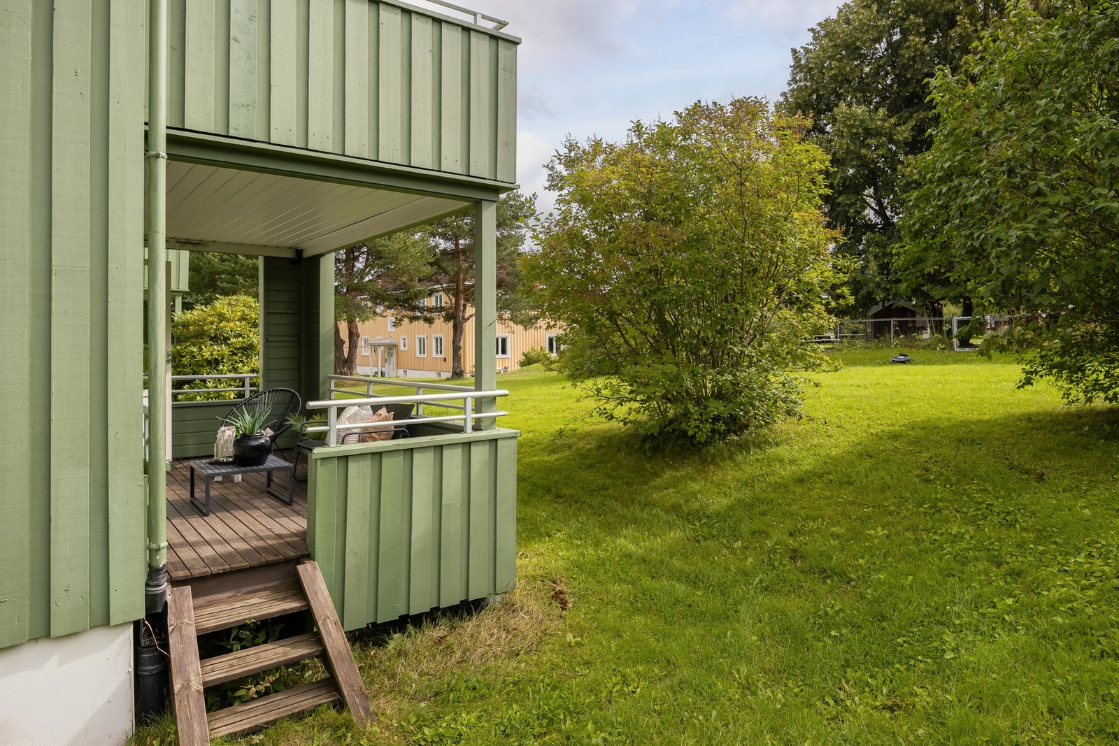 Området er svært barnevennlig med grønne omgivelser og god boltreplass omkring, samt nærhet til barnehager og skoler. Galleribilde