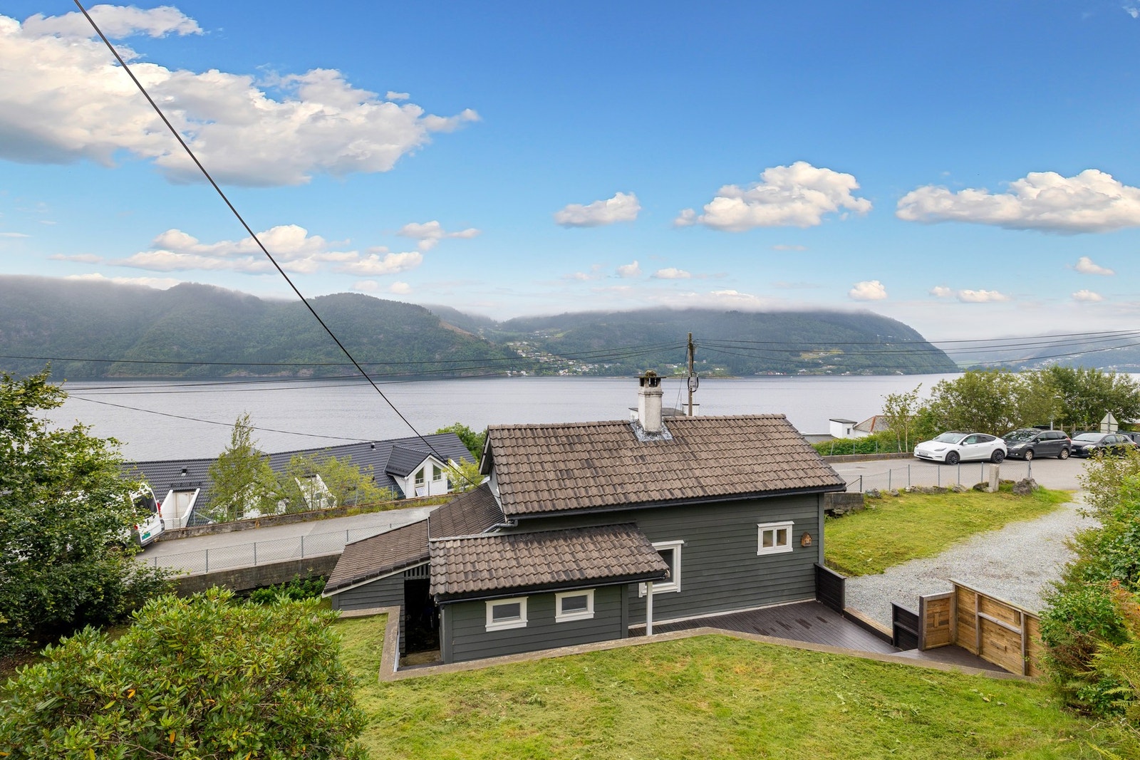 Flott beliggenhet i stor, inngjerdet tomt. Galleribilde