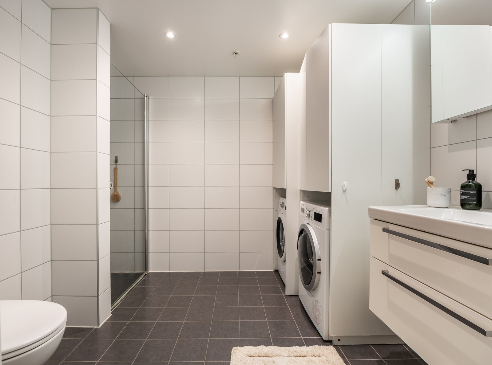 Pent og lyst baderom fra byggeåret 2019 med flislagt gulv med gulvvarme. Galleribilde