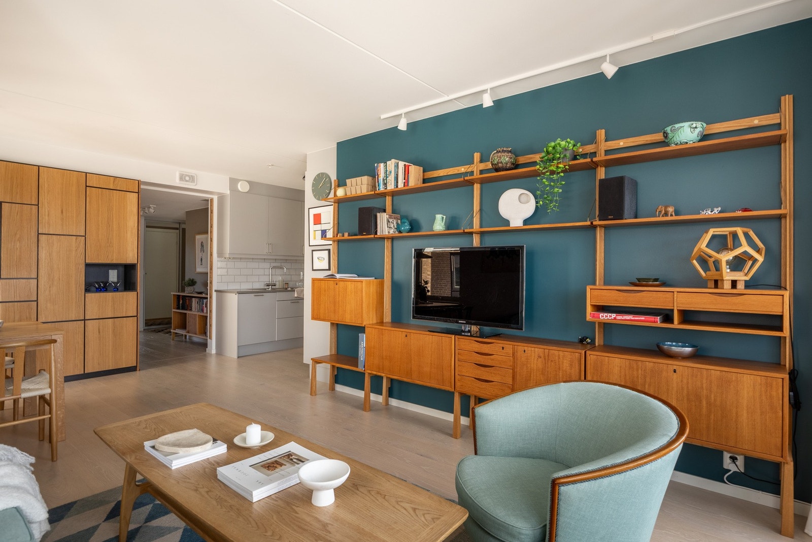 Utsikten er fantastisk og gjennomgående god standard med plassbygde unike løsninger. Galleribilde