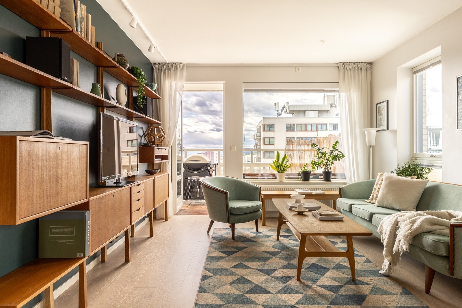 Store vindusflater som slipper inn mye naturlig lys. Galleribilde