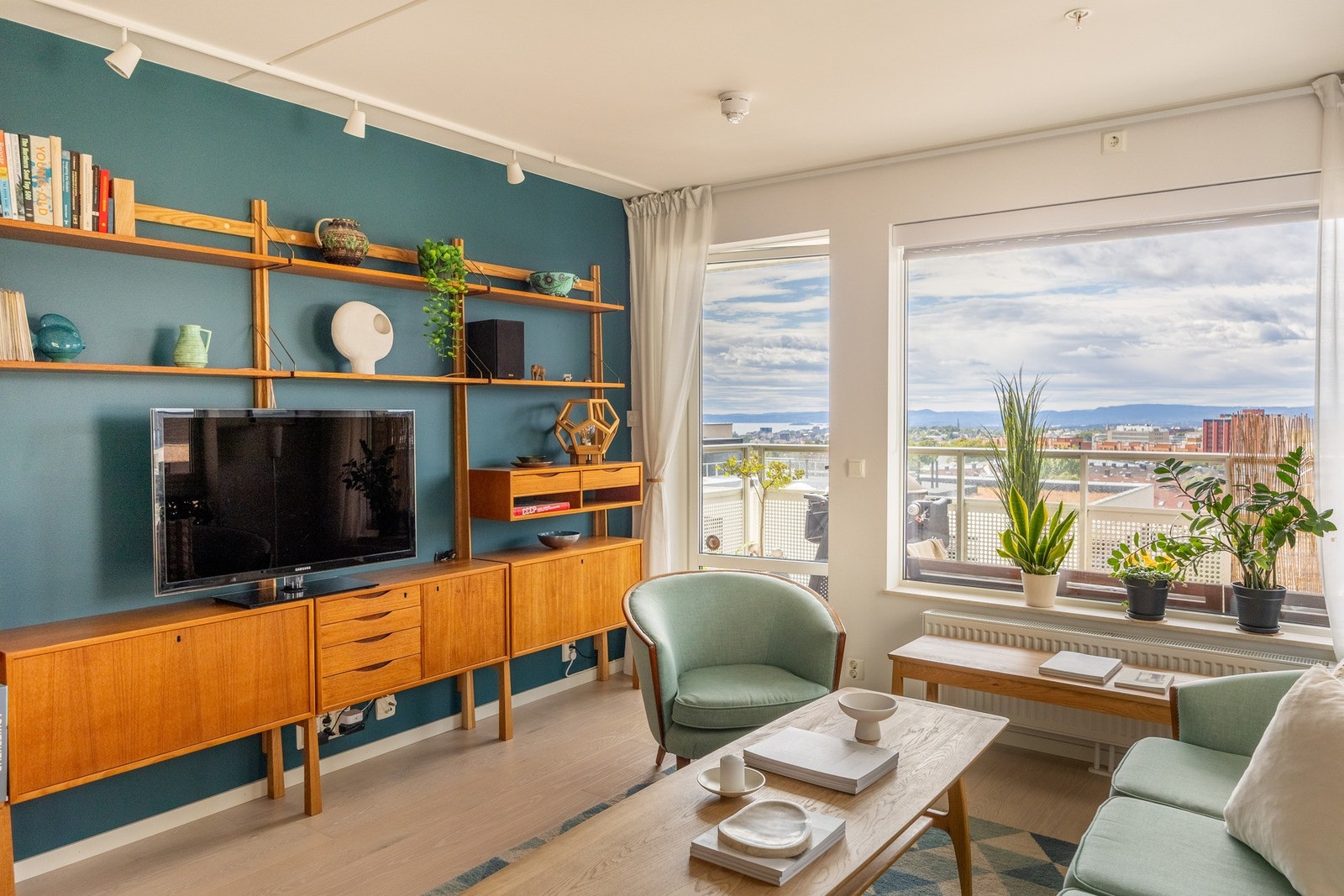 Stuen kan enkelt innredes med både sofa- og spiseseksjon. Galleribilde