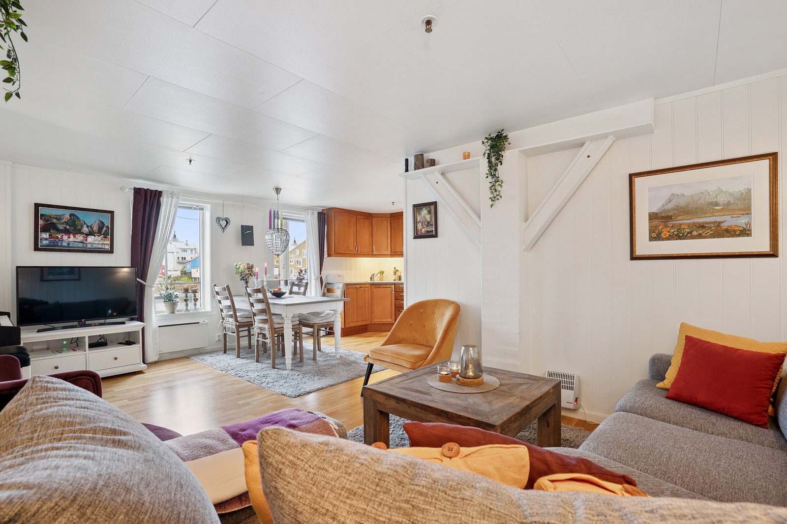 Koselig stue og kjøkken i åpen løsning Galleribilde