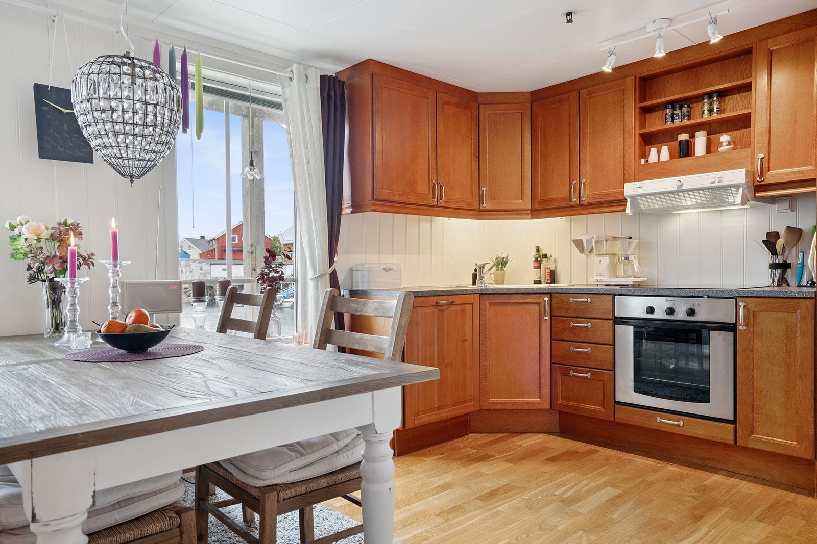 Pent og solid kjøkken Galleribilde